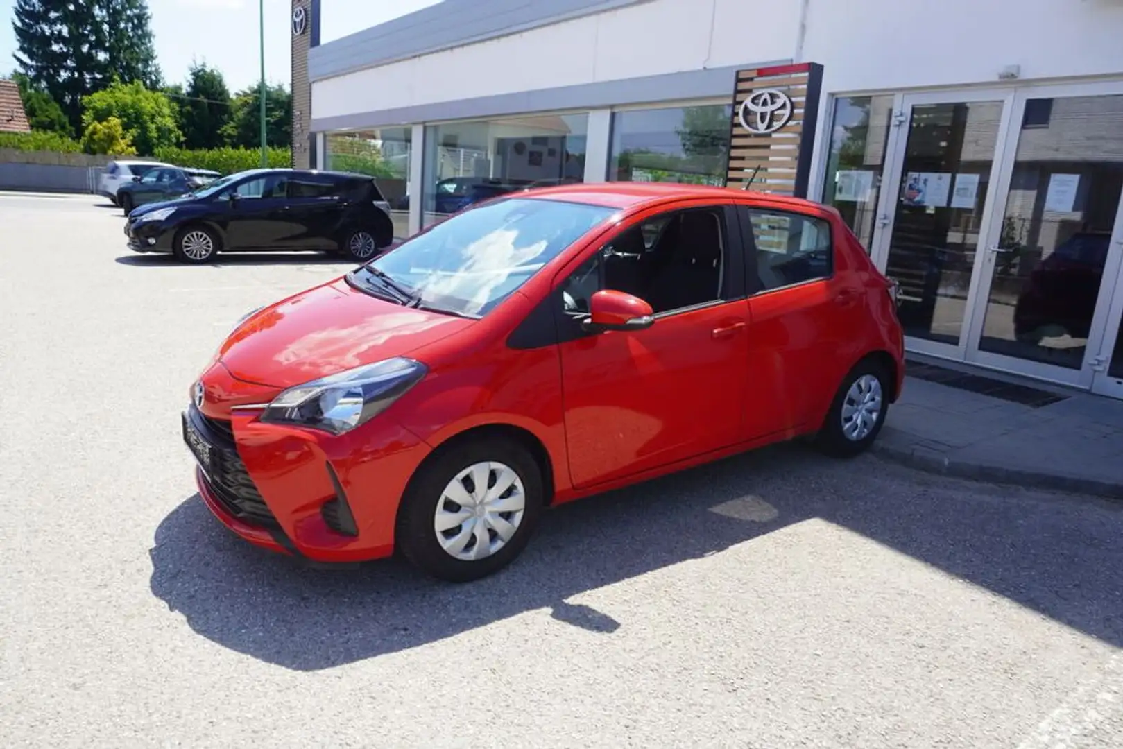 Toyota Yaris 1,0 VVT-i Young Rot - 2