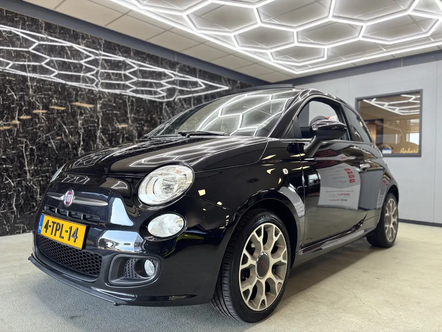Fiat 500C 0.9 TwinAir Turbo Lounge Cabrio Zwart - 1