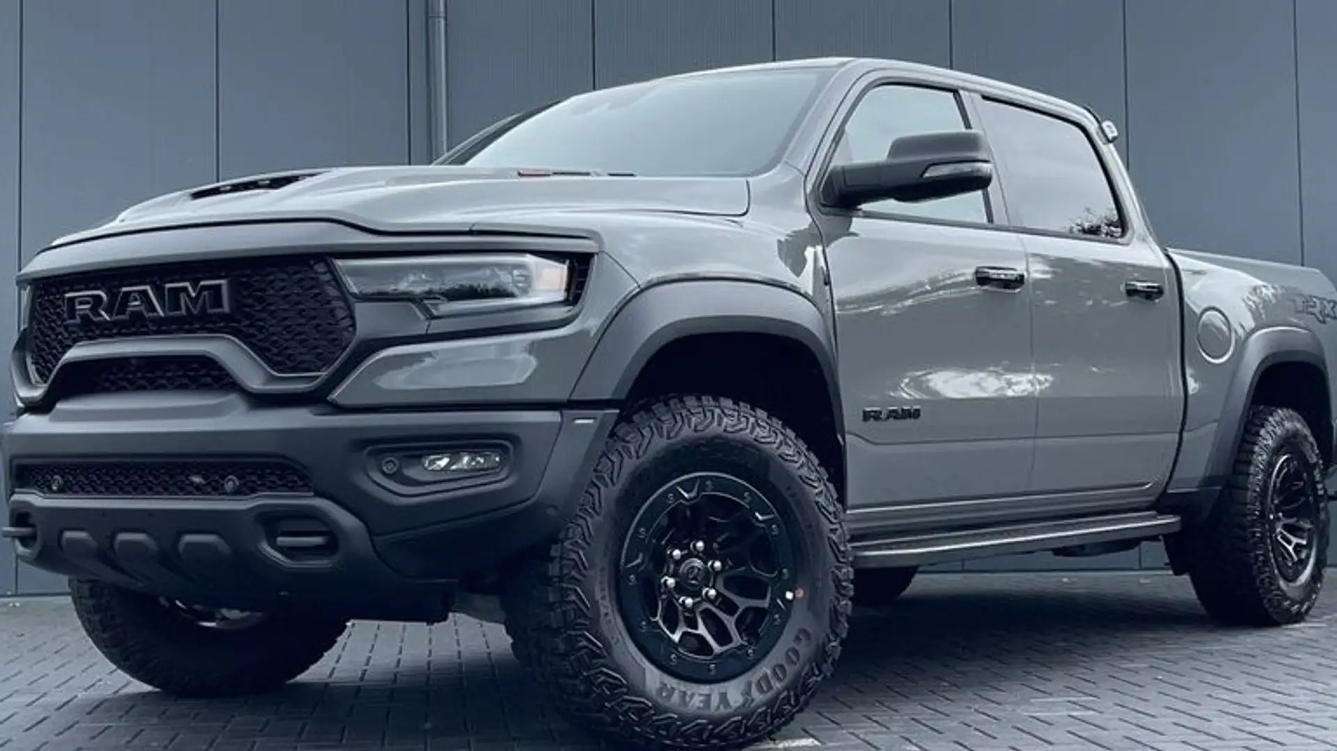 Dodge RAM 5.7L V8 Rebel Gris - 1