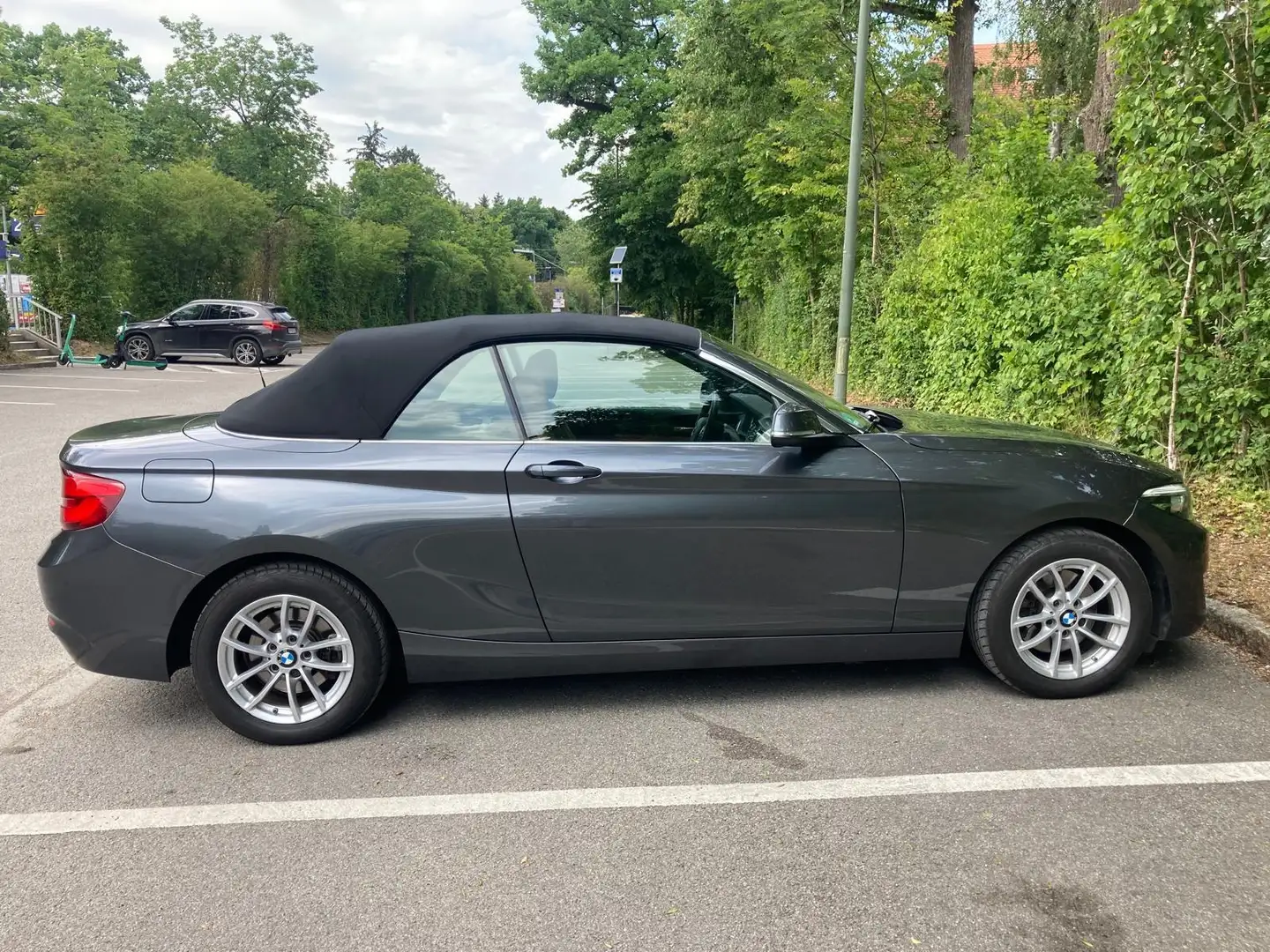 BMW 220 220i Cabrio Aut. Advantage Grau - 2
