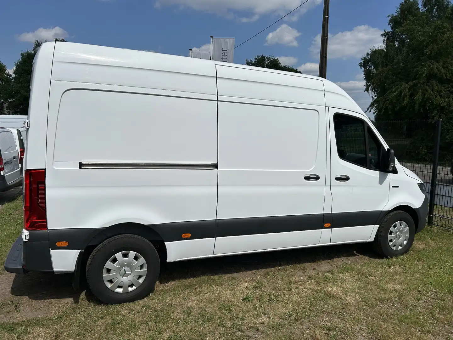 Mercedes-Benz eSprinter L2H2 47 kWh Weiß - 2