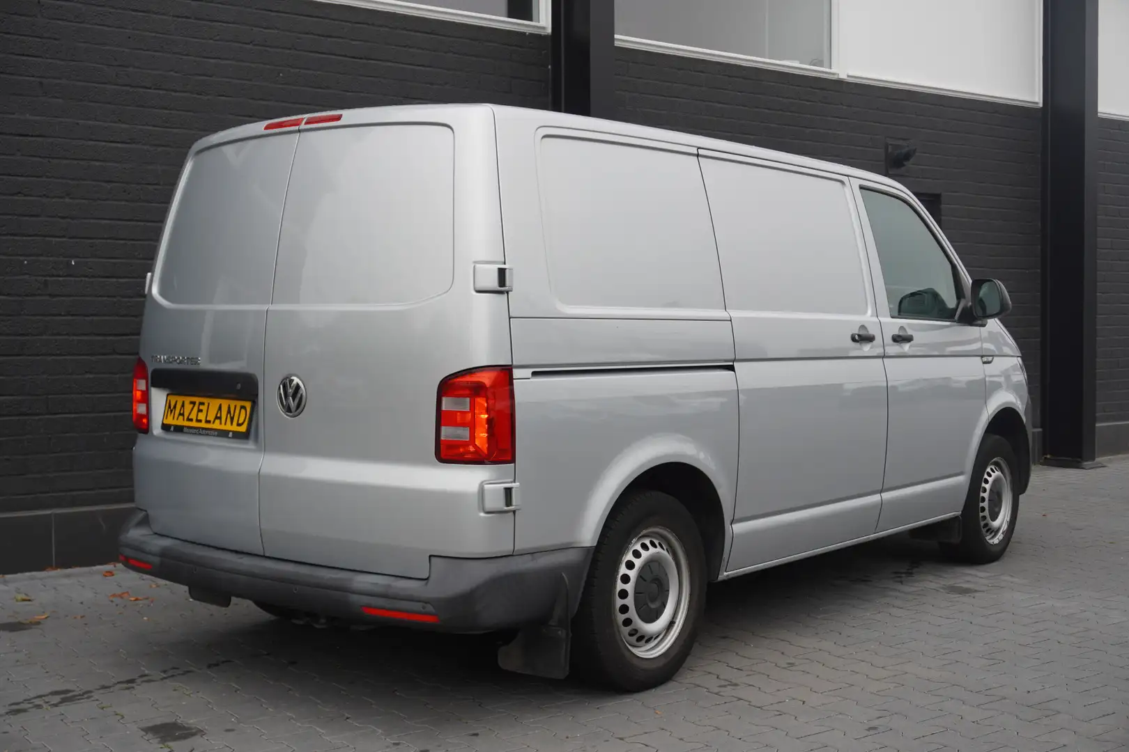 Volkswagen Transporter 2.0 TDI 150PK Automaat EURO 6 - Airco - Navi - Cru Zilver - 2