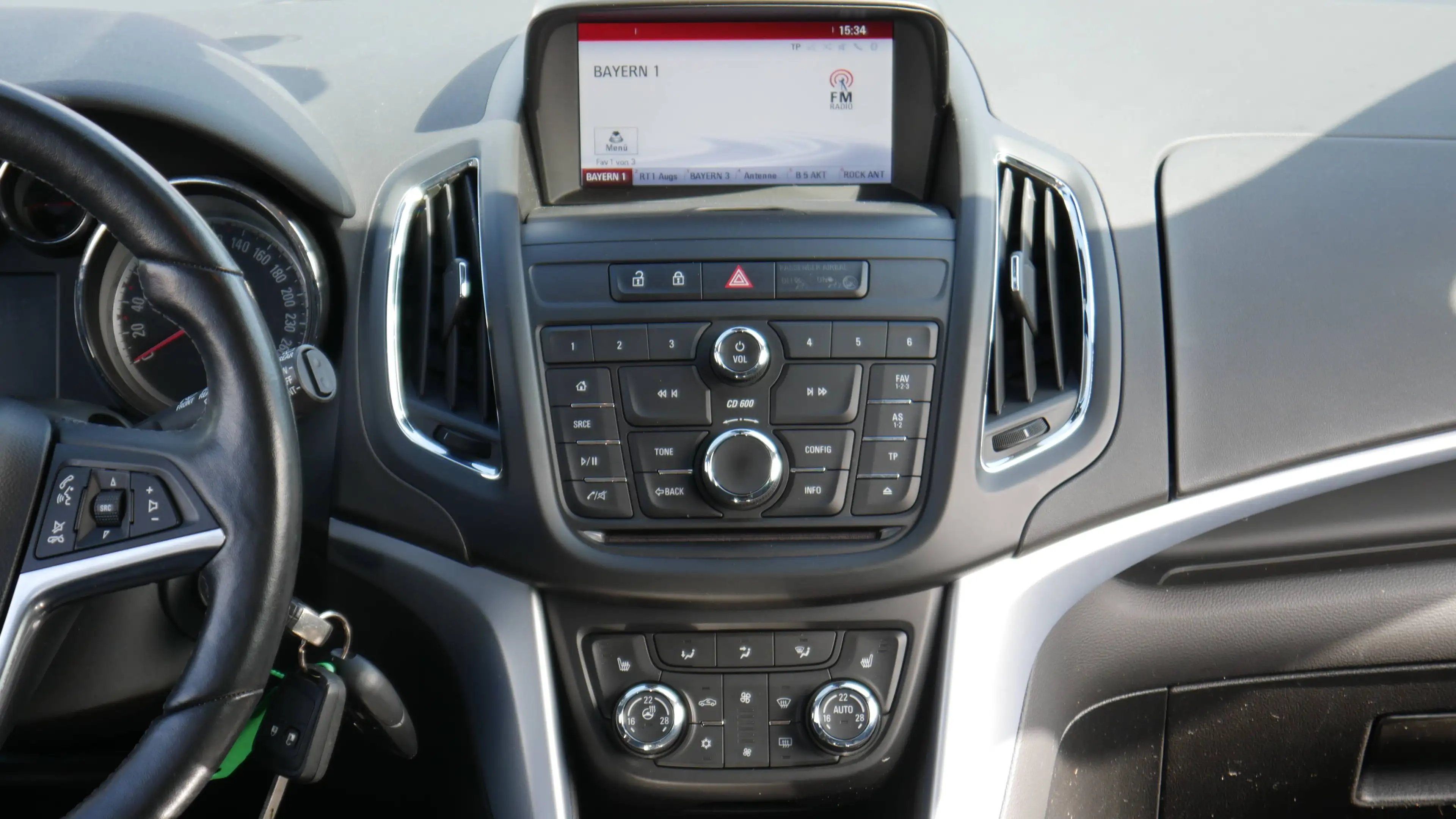 Opel Zafira Tourer Euro 6 Scheckhefgepflegt 2. Hand Fahrradträger Standheiz. Klima Tempomat — photo 10