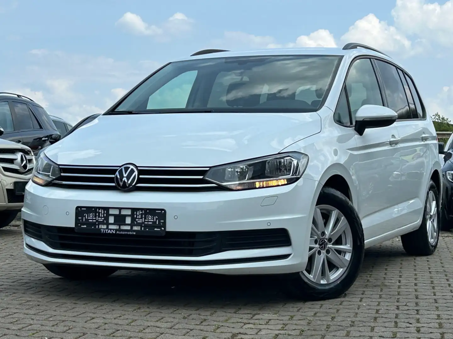 Volkswagen Touran Comfortline BMT Automatik Klima AHK SHZ Wit - 1