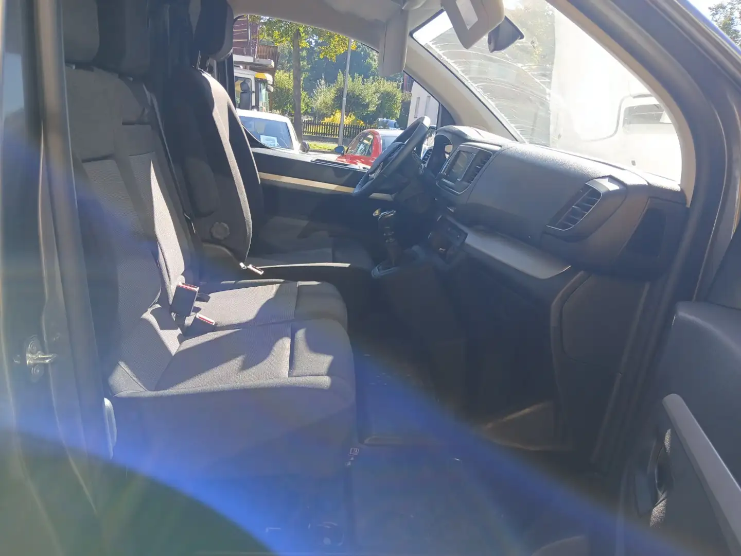 Citroen Jumpy Kasten 2.0 BlueHDi 145 FAP Lang Navi+Kam. Grijs - 2