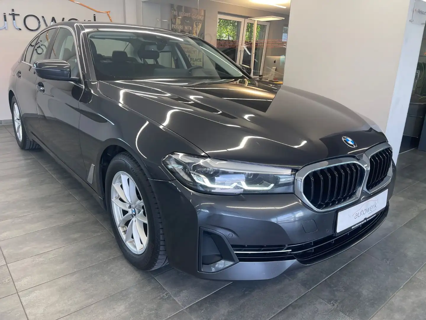 BMW 520 d xDrive*CockpitProf./LED/HeadUp/Leder/TOP* Gris - 1