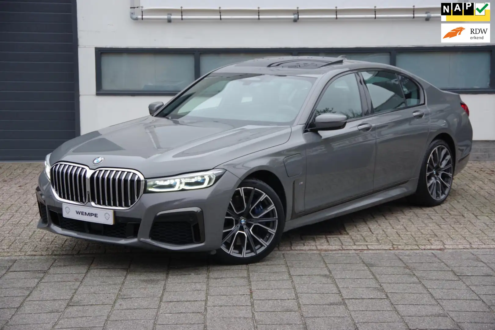 BMW 745 7-serie 745e High Executive M-Sport/ NL Auto/ Deal Grijs - 1