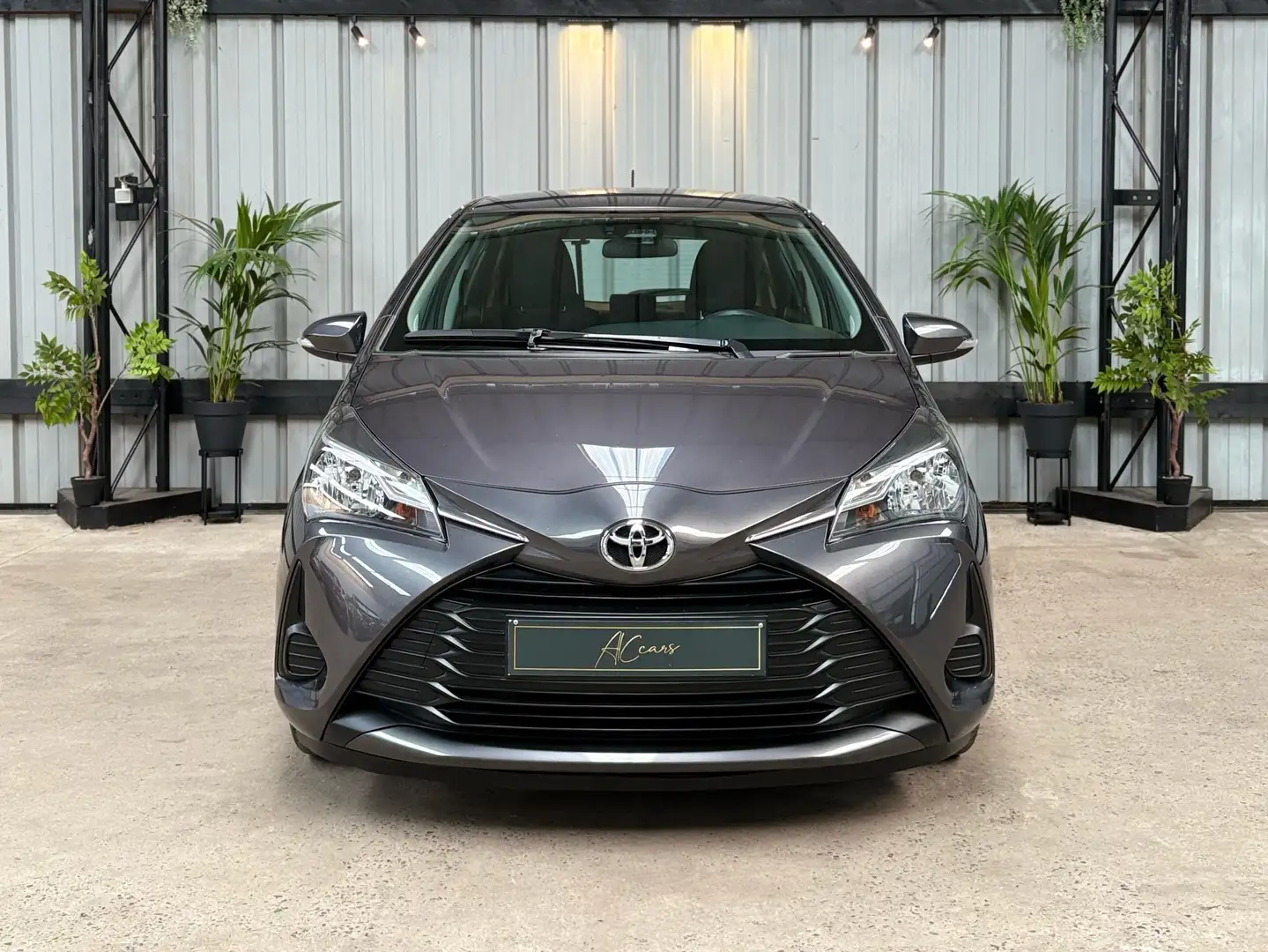 Toyota Yaris 1.5i Dual VVT-iE Y-oung Grau - 1