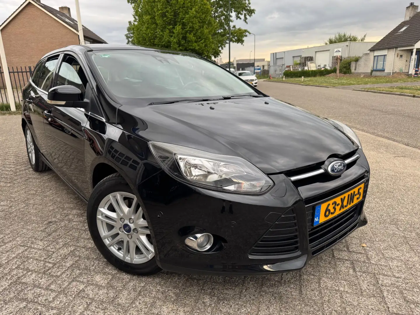 Ford Focus Wagon 1.6 TI-VCT Titanium CLIMA , CRUISE, TREKHAAK Zwart - 2