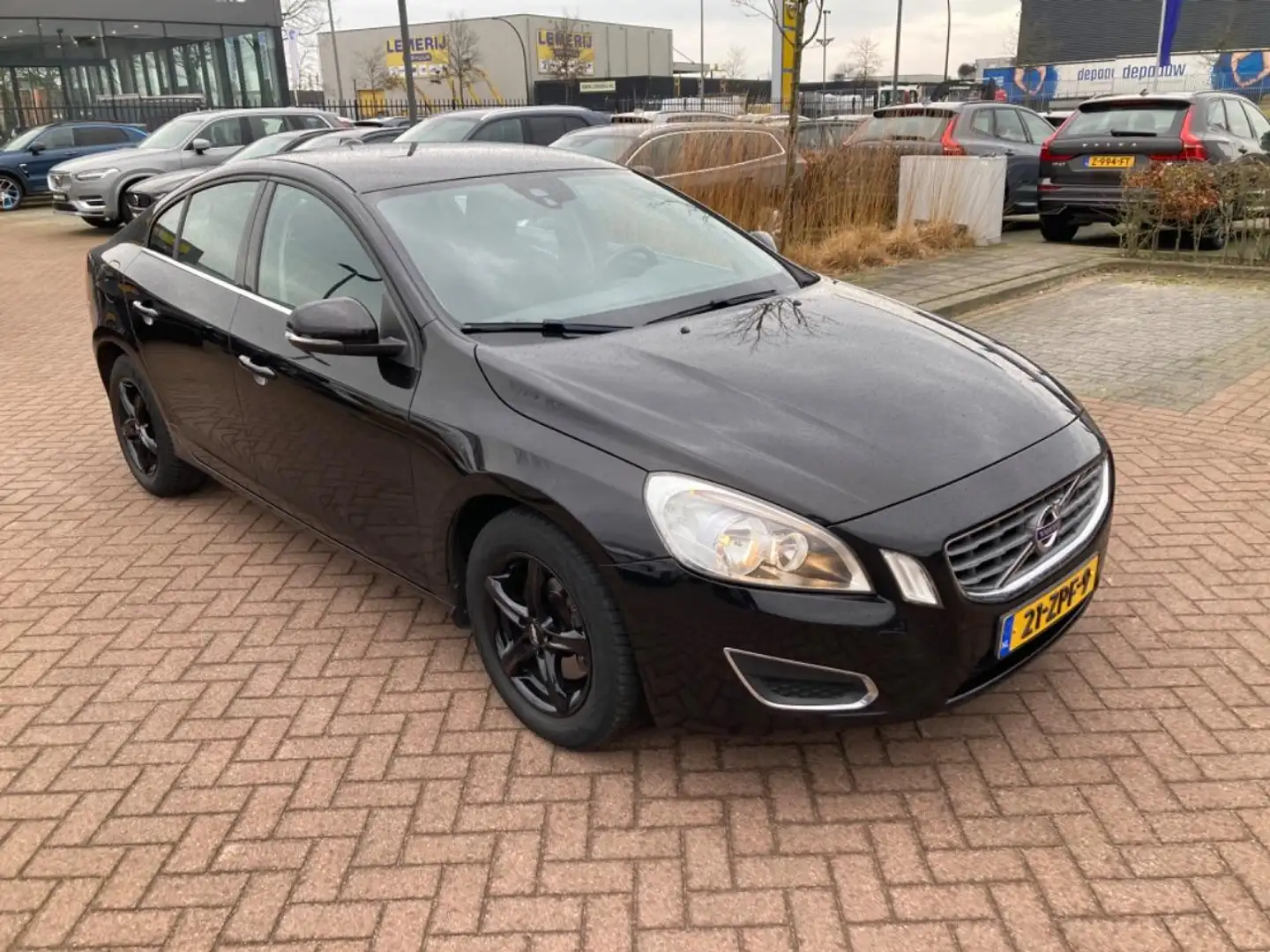 Volvo S60 T3 Kinetic | Navigatie | PDC Achter | Bluetooth | Schwarz - 2