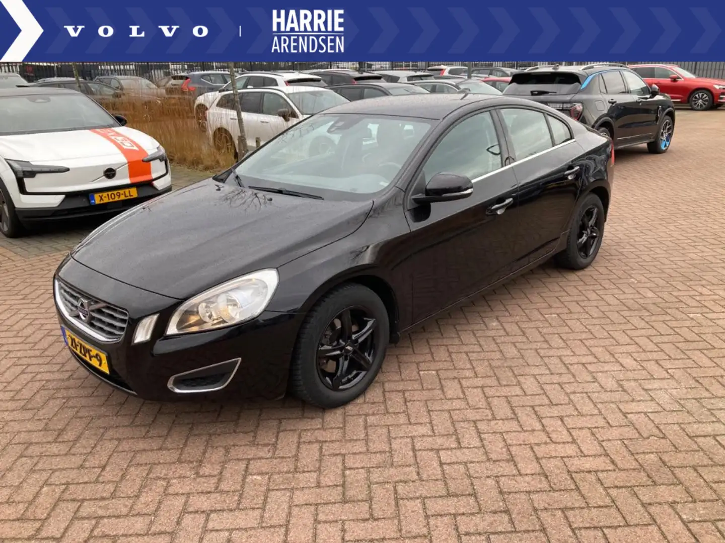 Volvo S60 T3 Kinetic | Navigatie | PDC Achter | Bluetooth | Zwart - 1