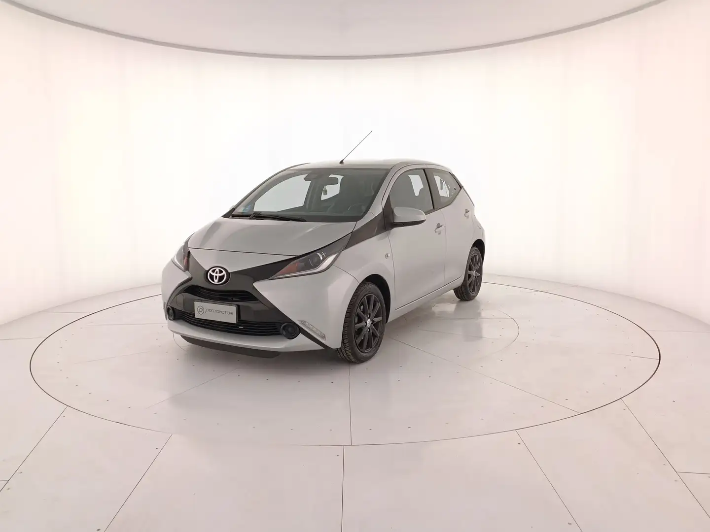 Toyota Aygo 1.0 VVT-i 69 CV 5 porte x-cool Argento - 1