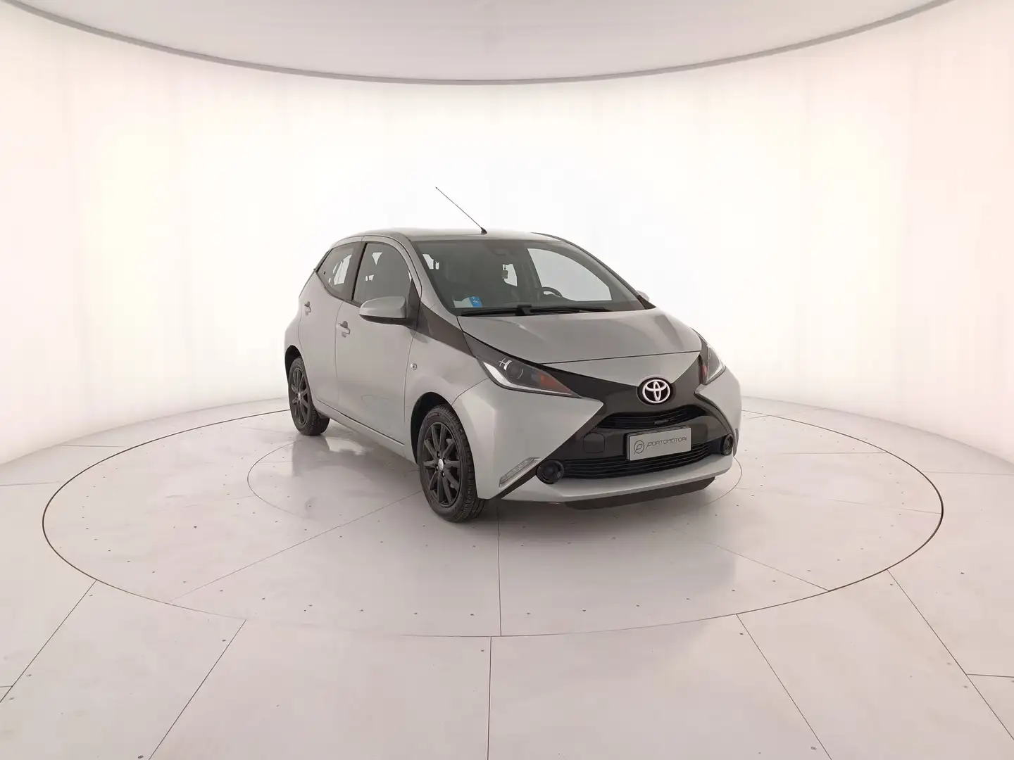 Toyota Aygo 1.0 VVT-i 69 CV 5 porte x-cool Argento - 2