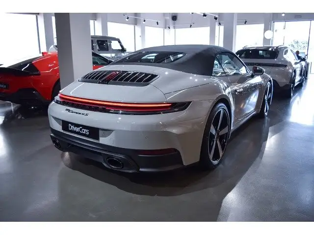 Porsche 911 view 30