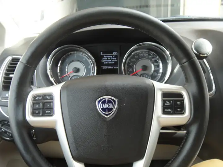 Lancia Voyager 2014, foto 3