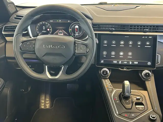 Lynk & Co 01 view 3