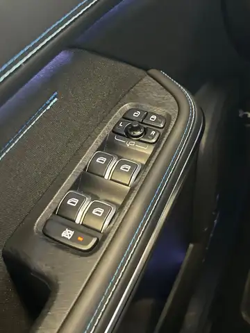 Lynk & Co 01 view 25