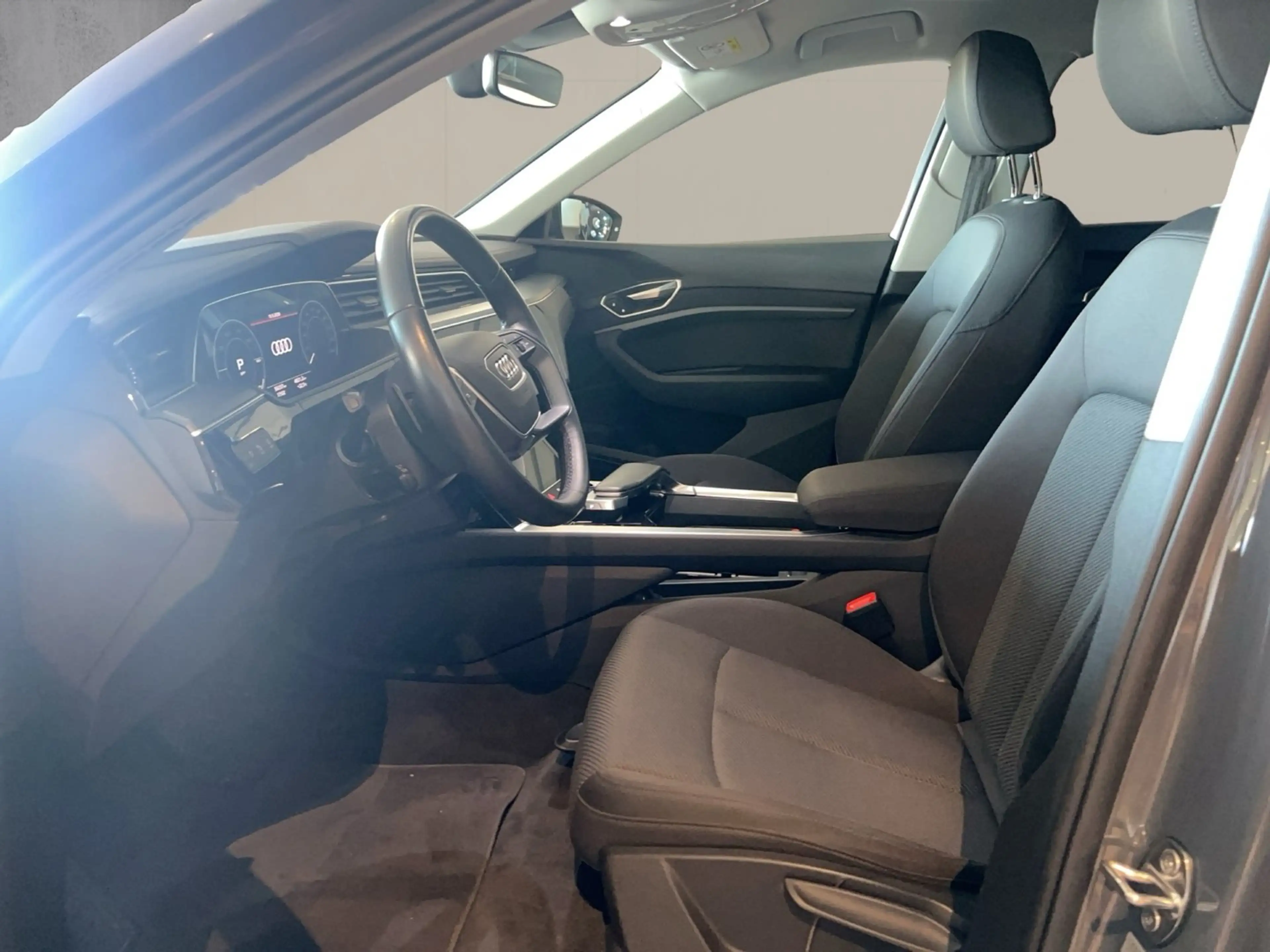 Audi Q8 50 e-tron quattro business — photo 9