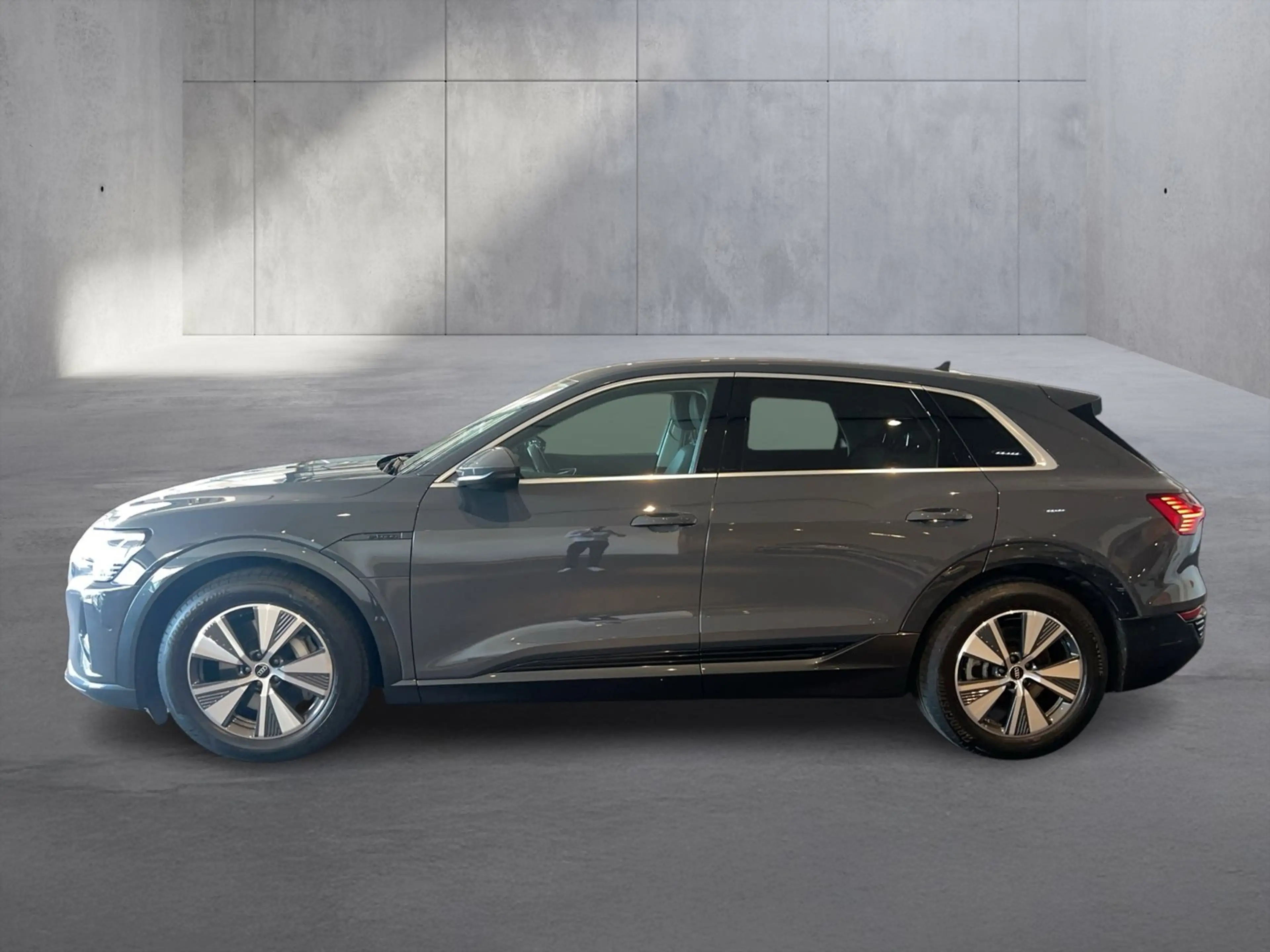 Audi Q8 50 e-tron quattro business — photo 2
