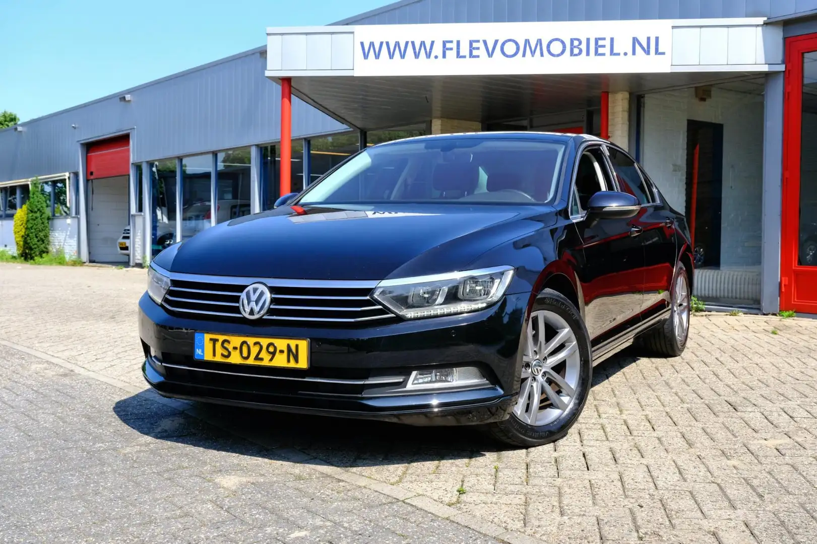 Volkswagen Passat 1.4 TSI ACT 150PK Highline Pano|Navi|LED|ParkAssis Zwart - 1