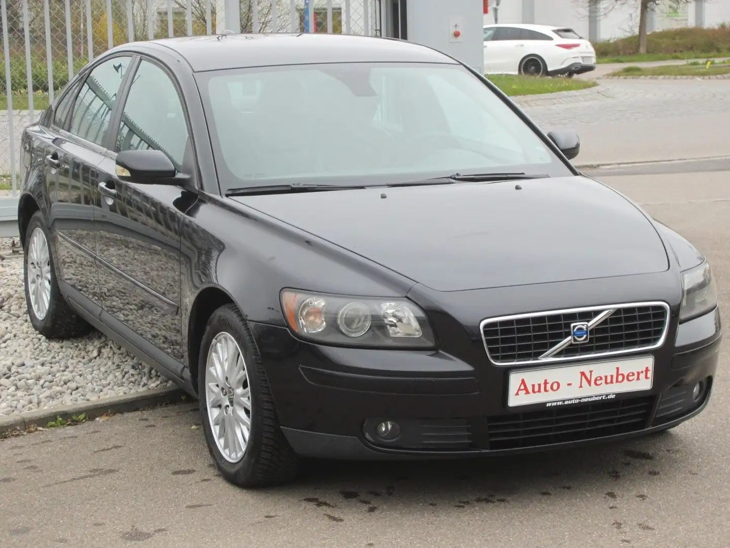 Volvo S40 1,8 Momentum Schwarz - 1