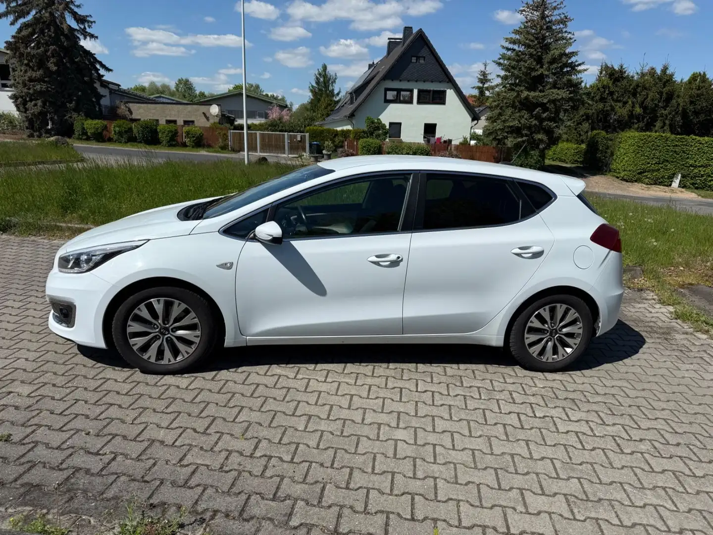 Kia Ceed / cee'd Ceed 1.6CRDi Dream Team Premium+ Navi/Kamera/SHZ White - 2