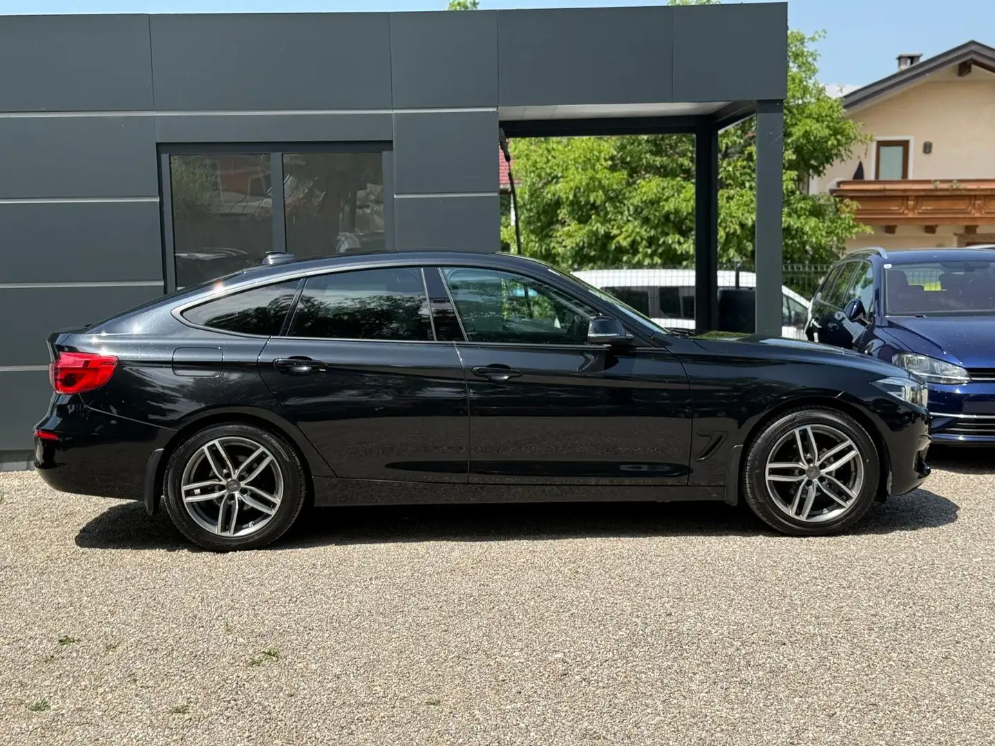 BMW 318 318 d crna - 2
