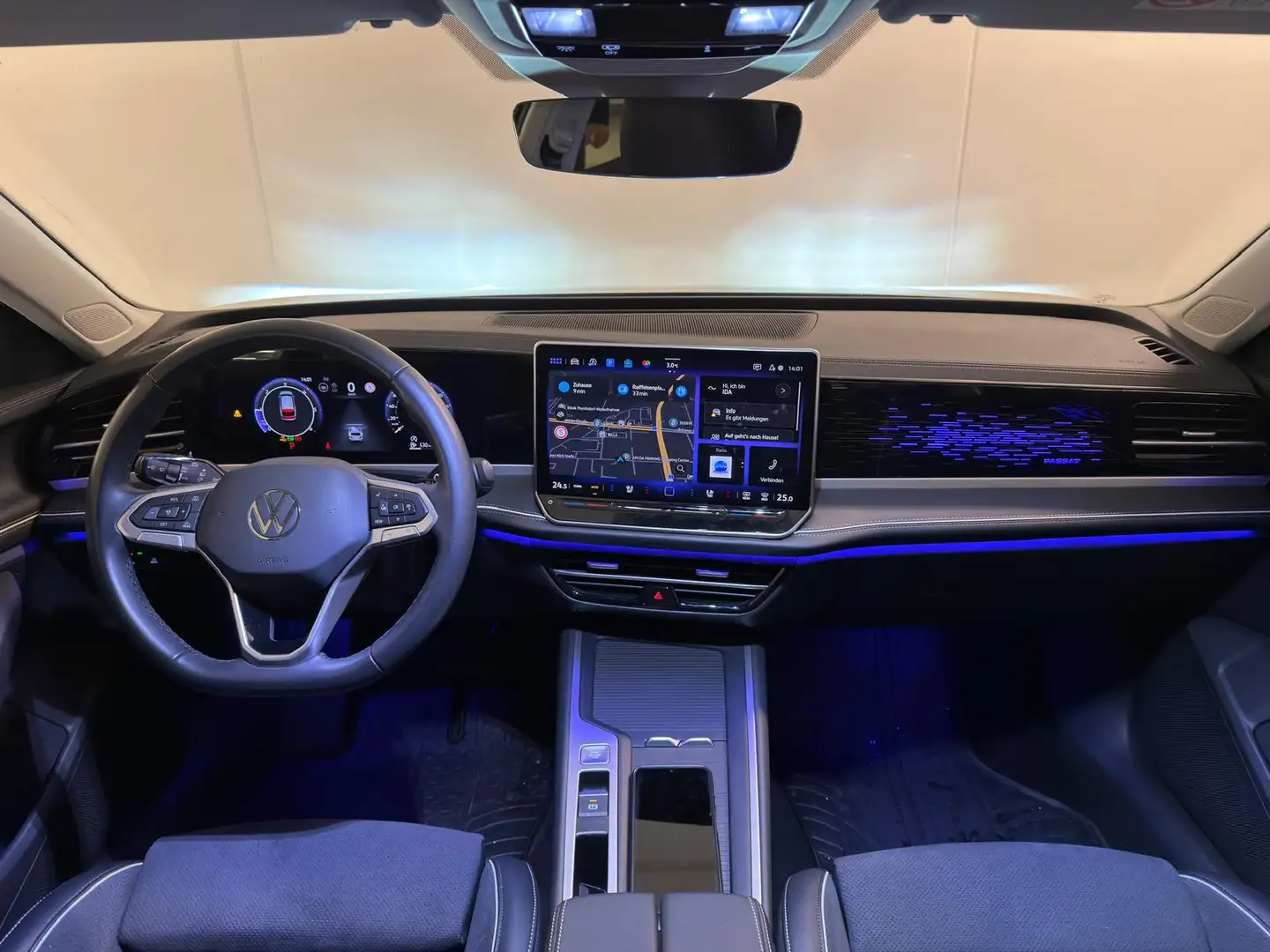 Volkswagen Passat - 1