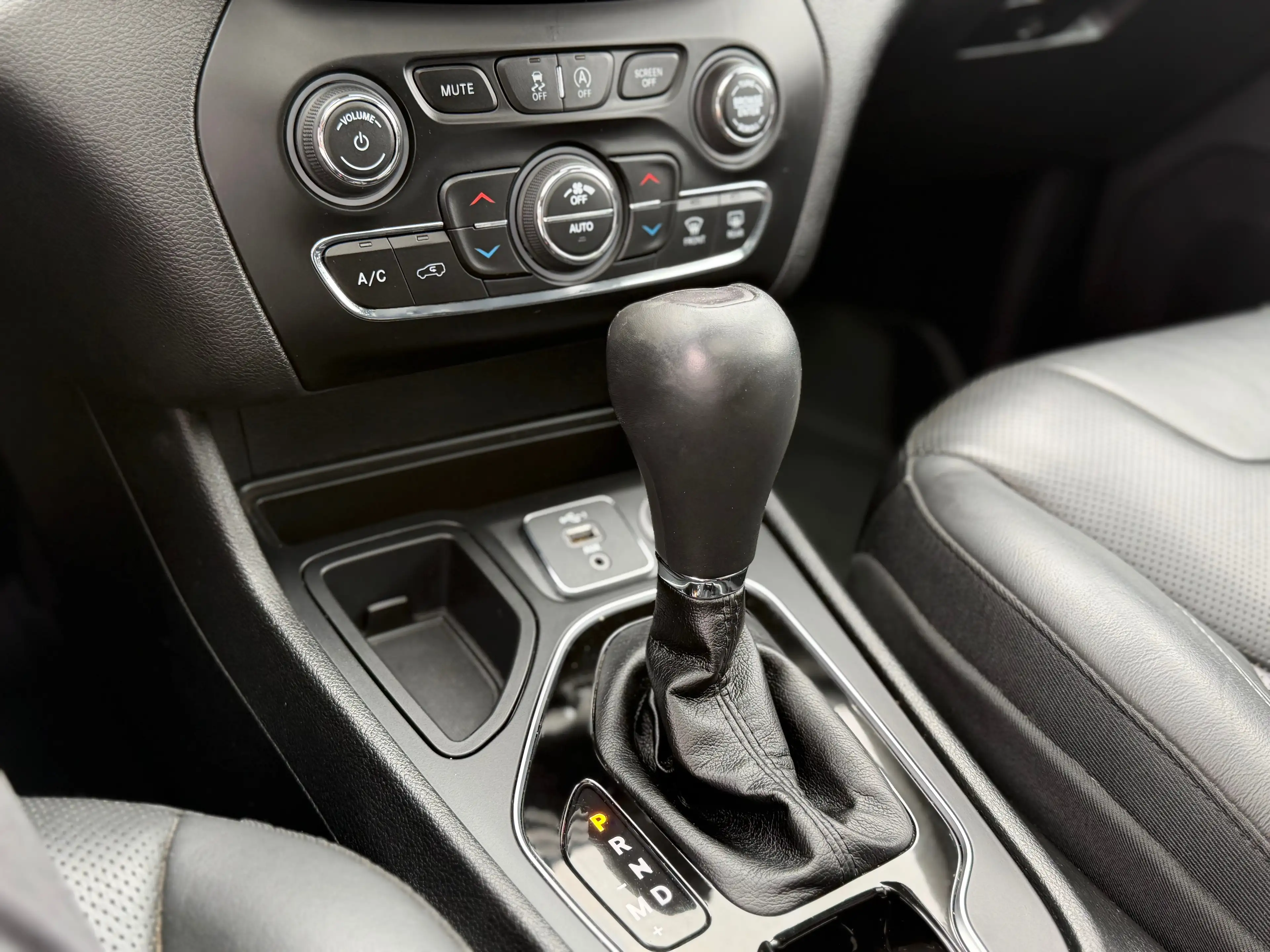 Jeep Cherokee 2.2 MJD 194 Cv - Limited - Full Options ! — photo 13