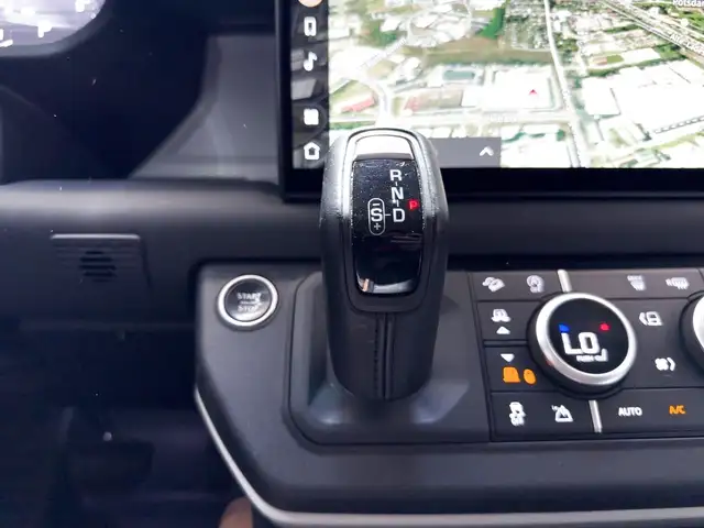 Land Rover Defender view 13