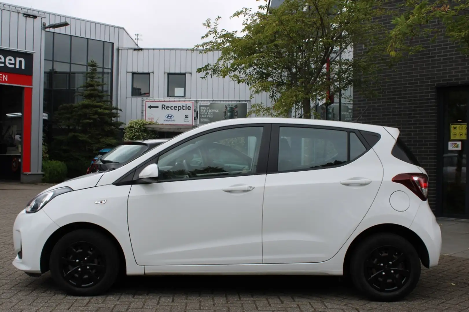 Hyundai i10 1.0i Comfort Airco/Cruise/13"Black "RIJKLAARPRIJS" Wit - 2
