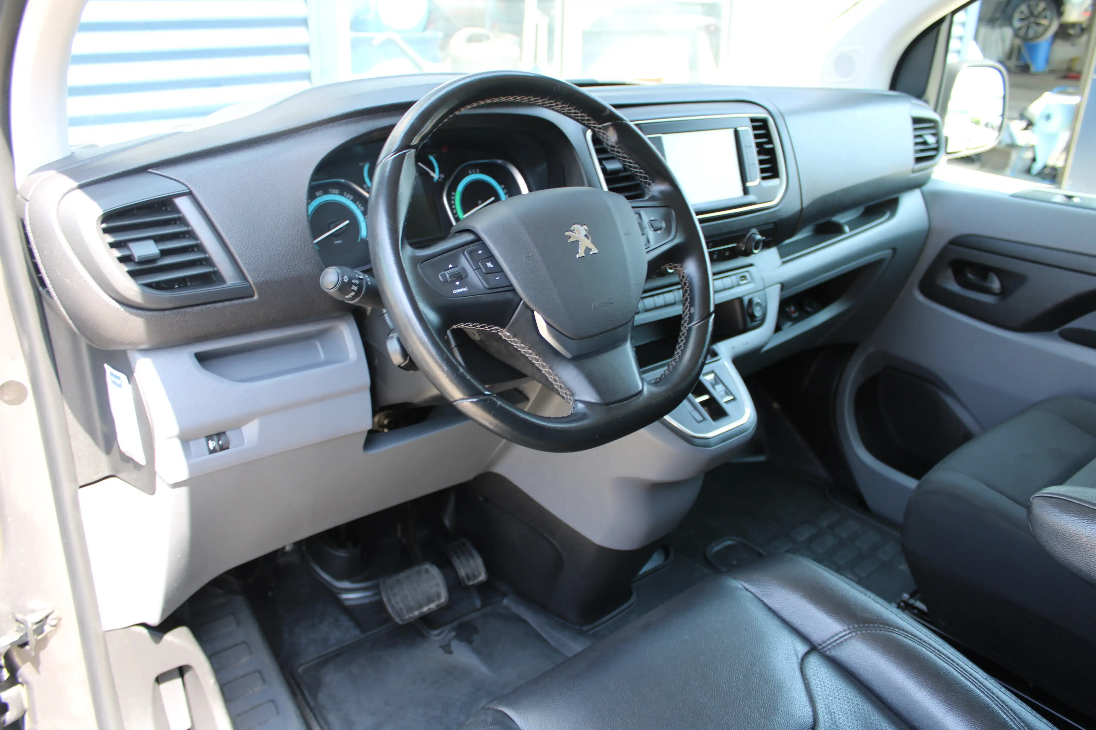 Peugeot e-Expert L2 75 kWh | CAMERA | BETIMMERING | SIDE + BACK BAR — photo 12
