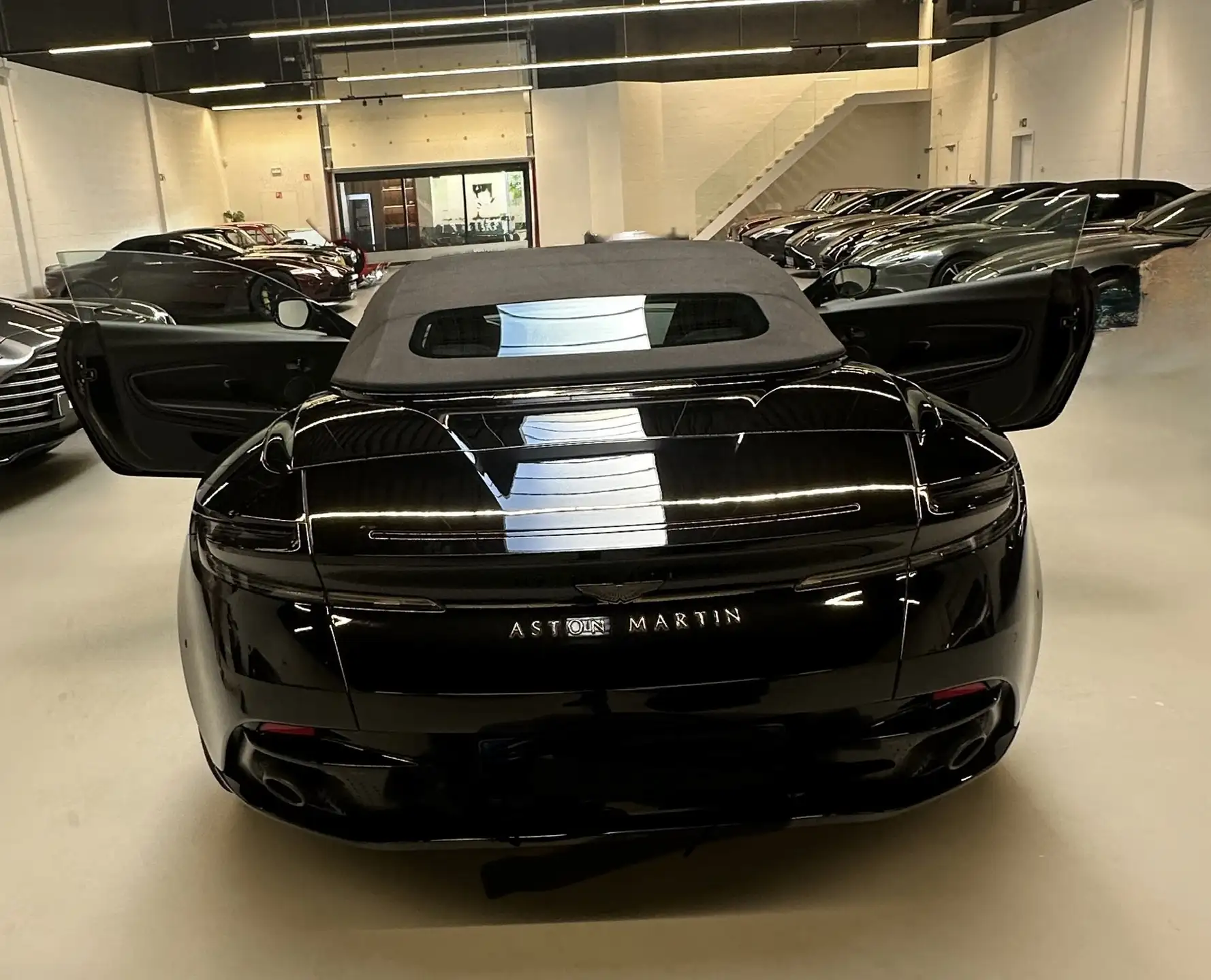 애스턴마틴 DB11 V8 Volante 2022 검정 사진 3