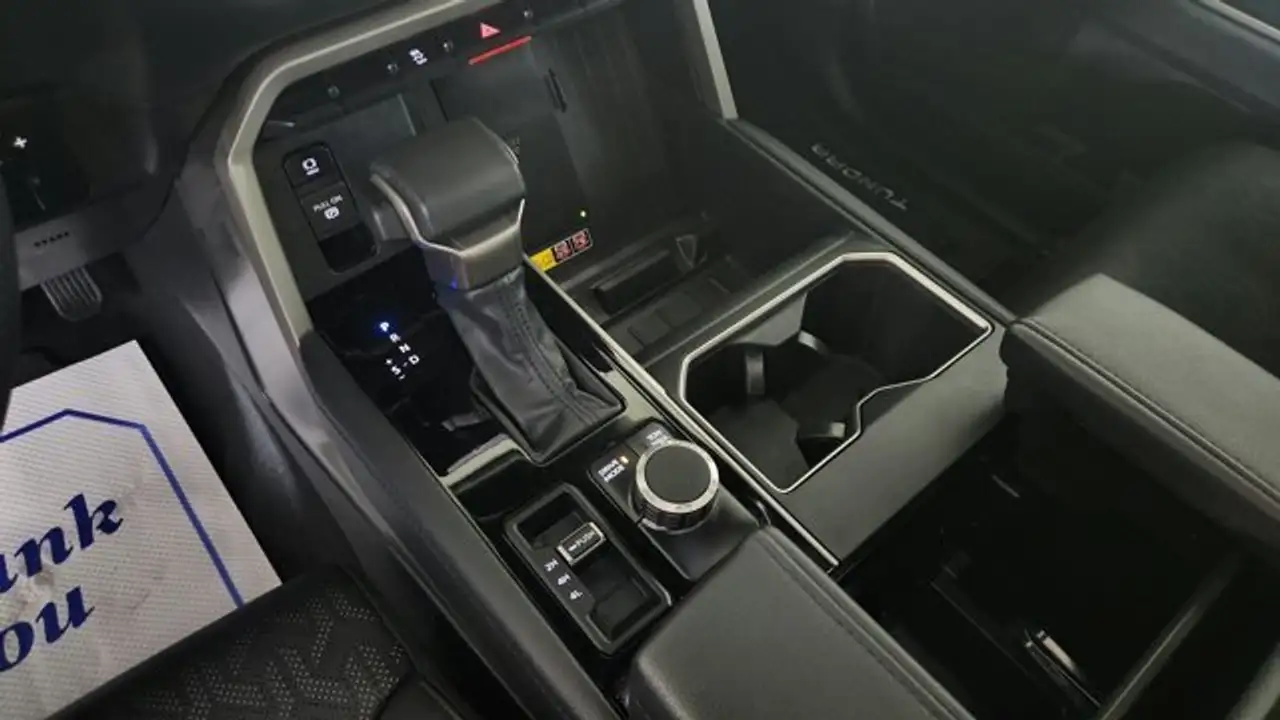 Toyota Tundra снимка Toyota Tundra