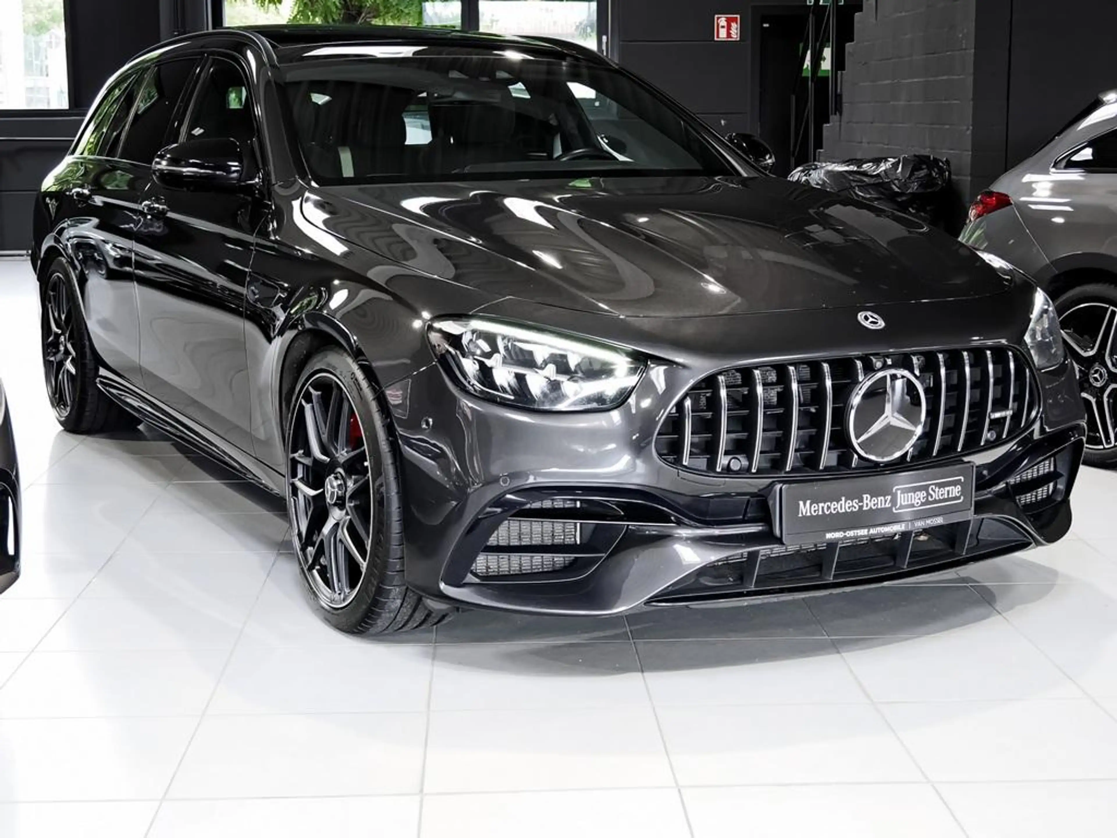 Mercedes-Benz E 63 AMG E 63 S AMG T 4M NIGHT DRIVERS-P. PANO BURMESTER — photo 5