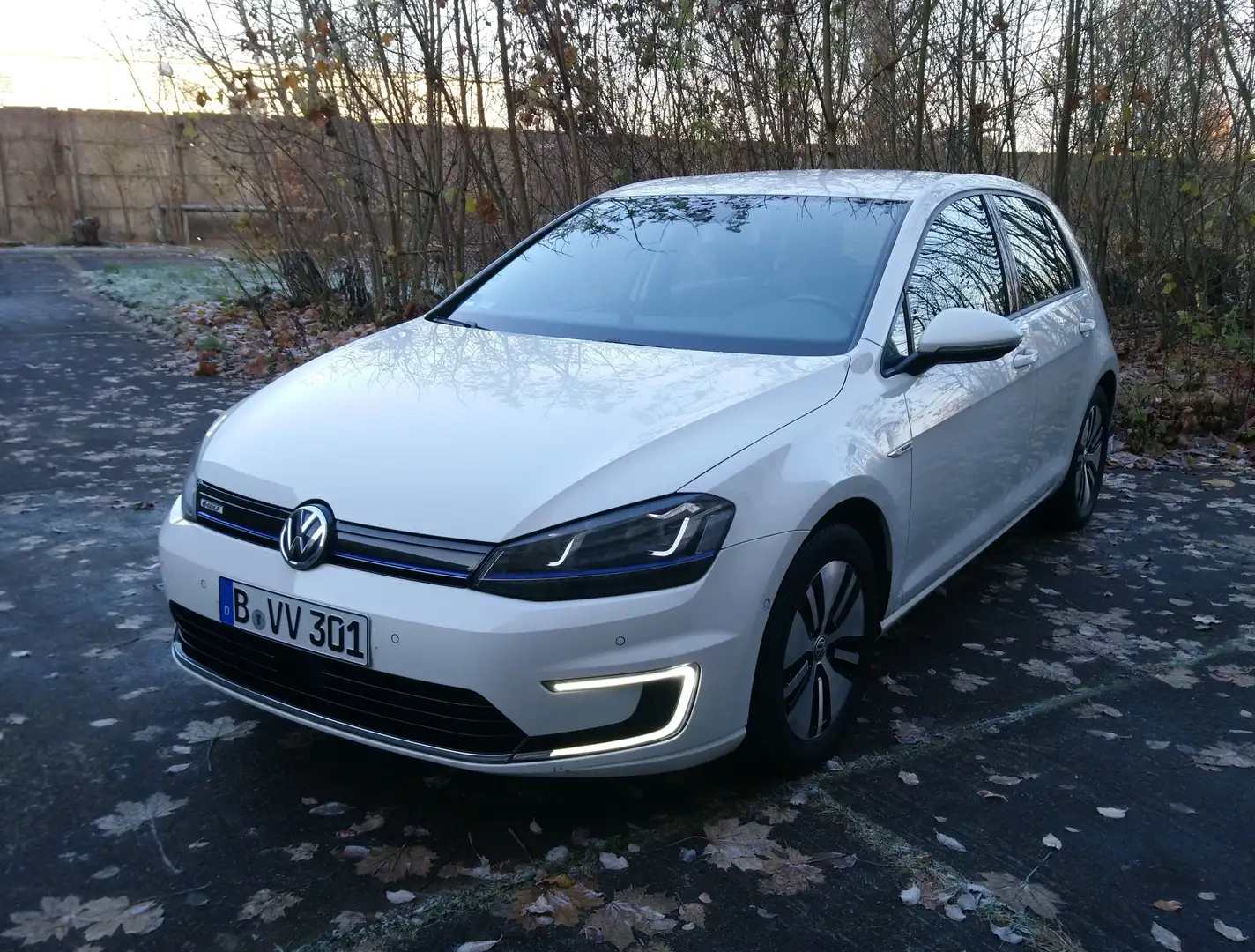 Volkswagen e-Golf *TÜV NEU* 2Hd. Scheckheft gepfl.Kessy, ACC, CAM Weiß - 1