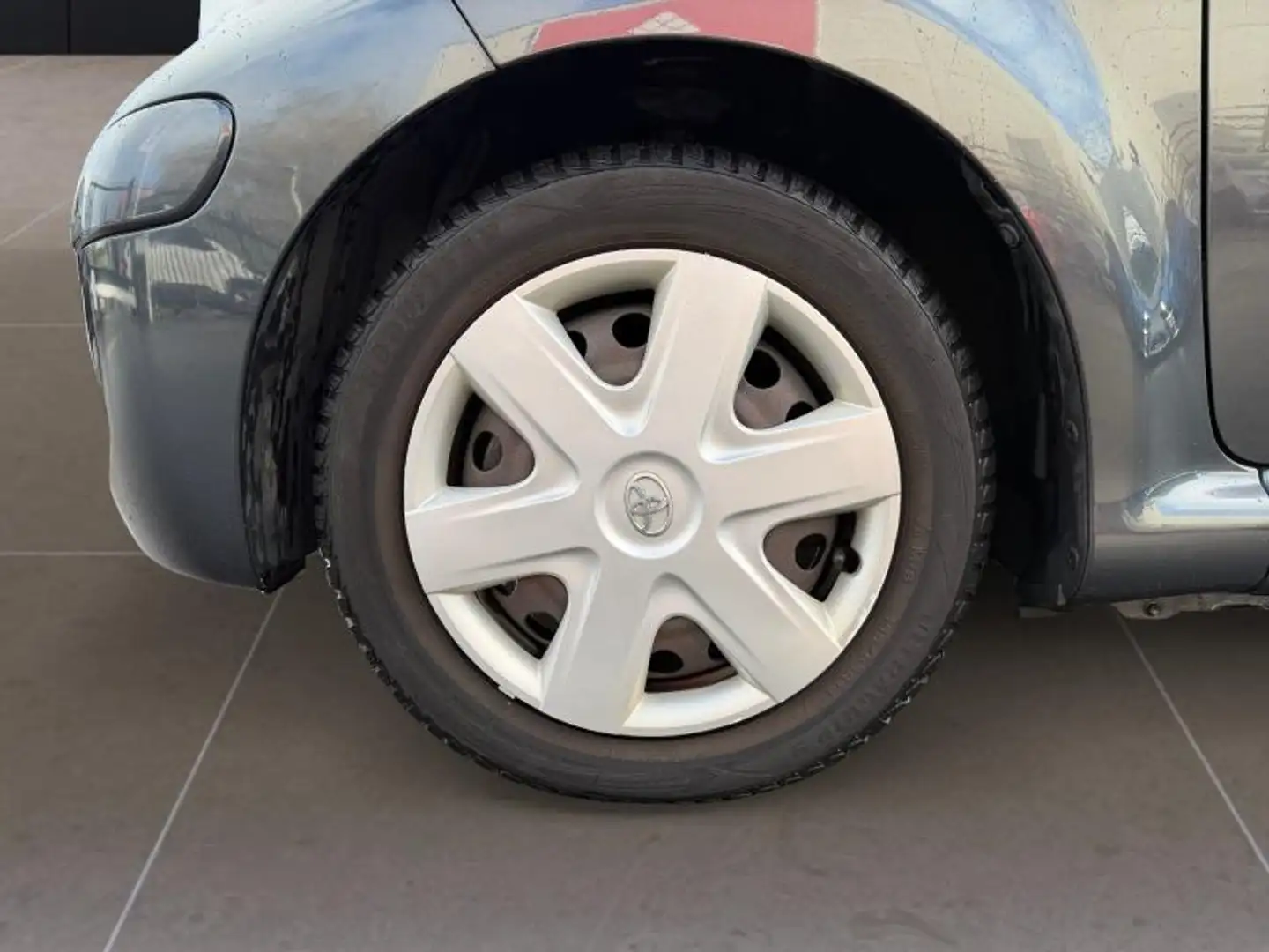 Toyota Aygo Play Серый - 2