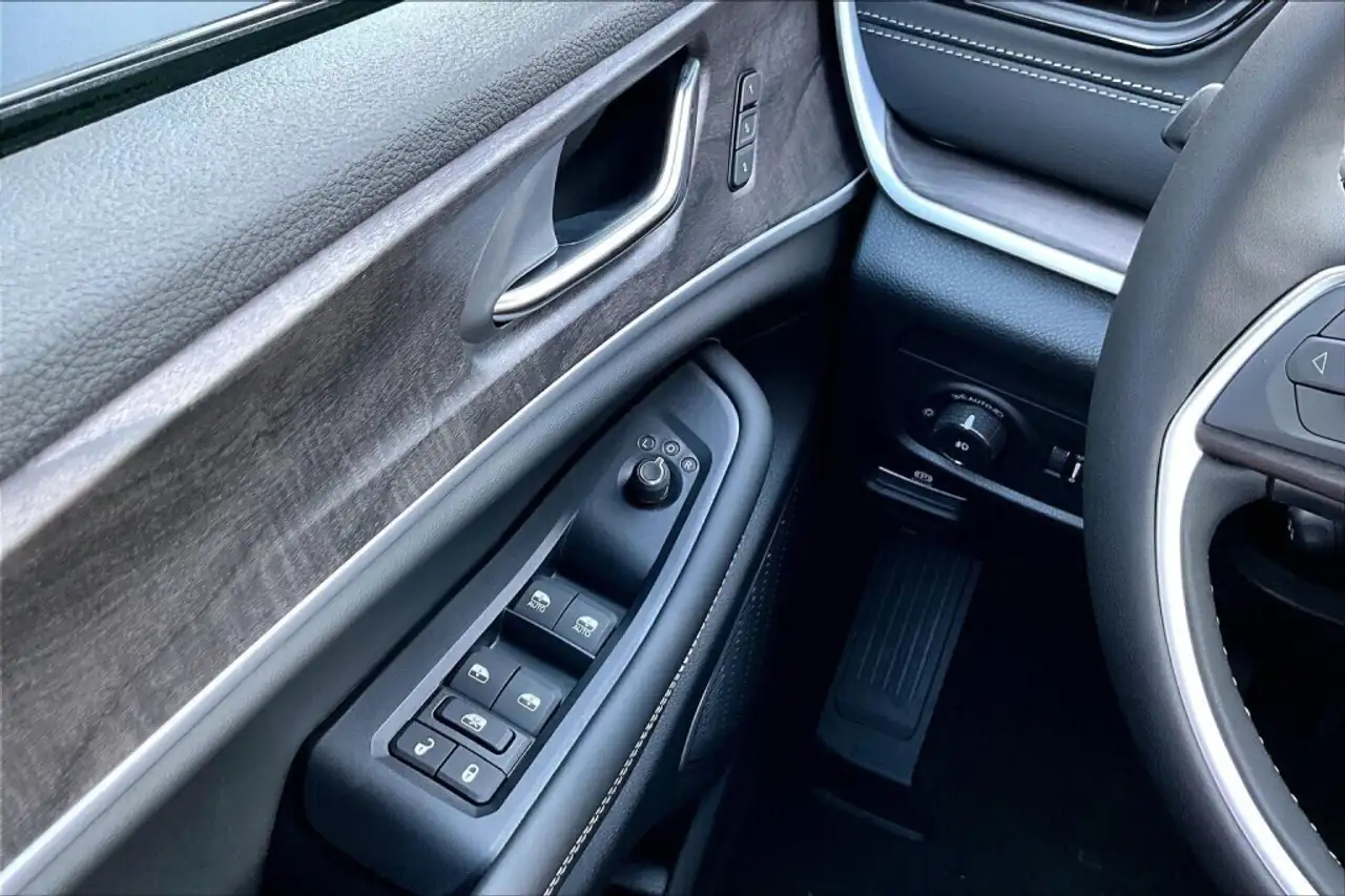 Jeep Grand Cherokee снимка Jeep Grand Cherokee
