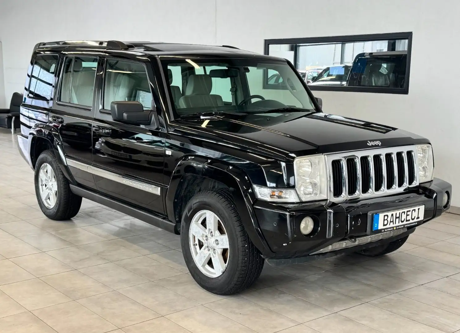 Jeep Commander 3.0 V6 CRD Limited*Pano*7Sitz*SHZ*Navi Schwarz - 1