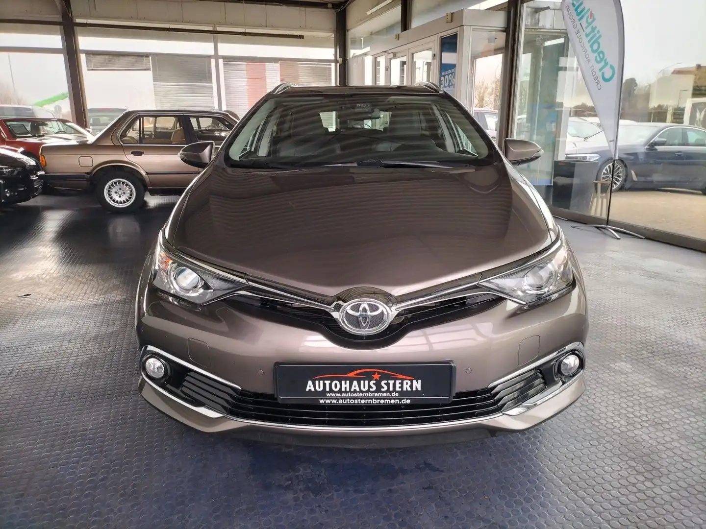 Toyota Auris Touring Sports Executive Grau - 2