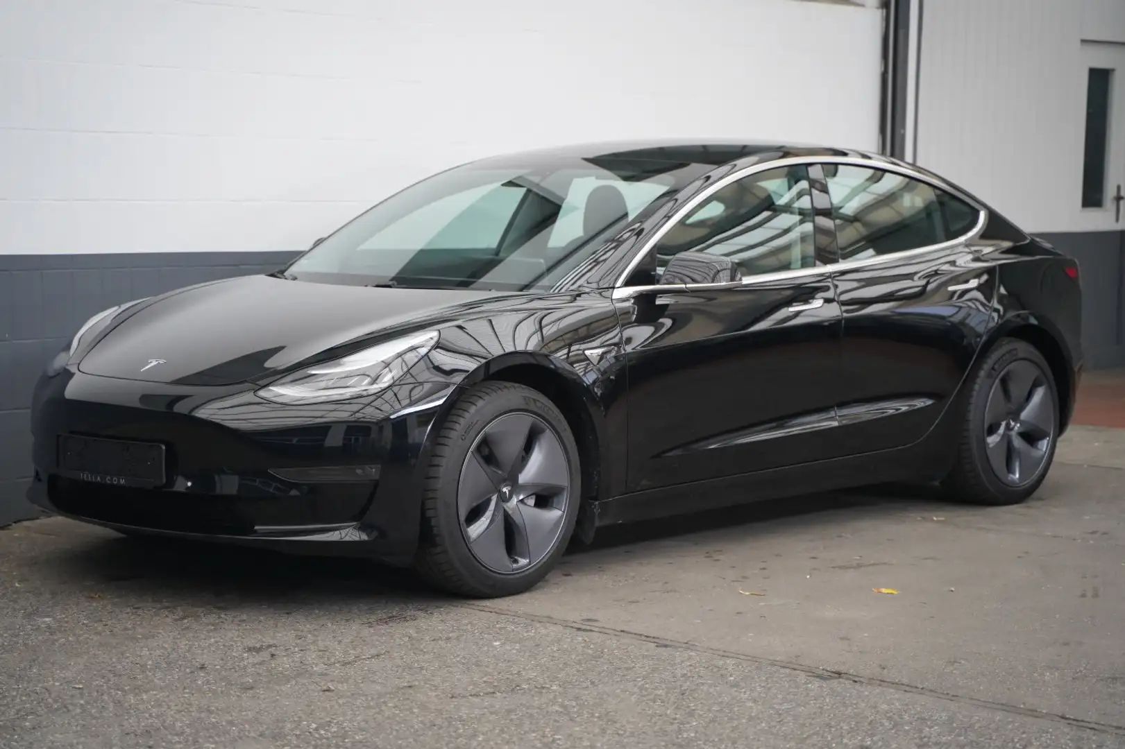 Tesla Model 3 Standard Range+ 1. Hand Schwarz - 1