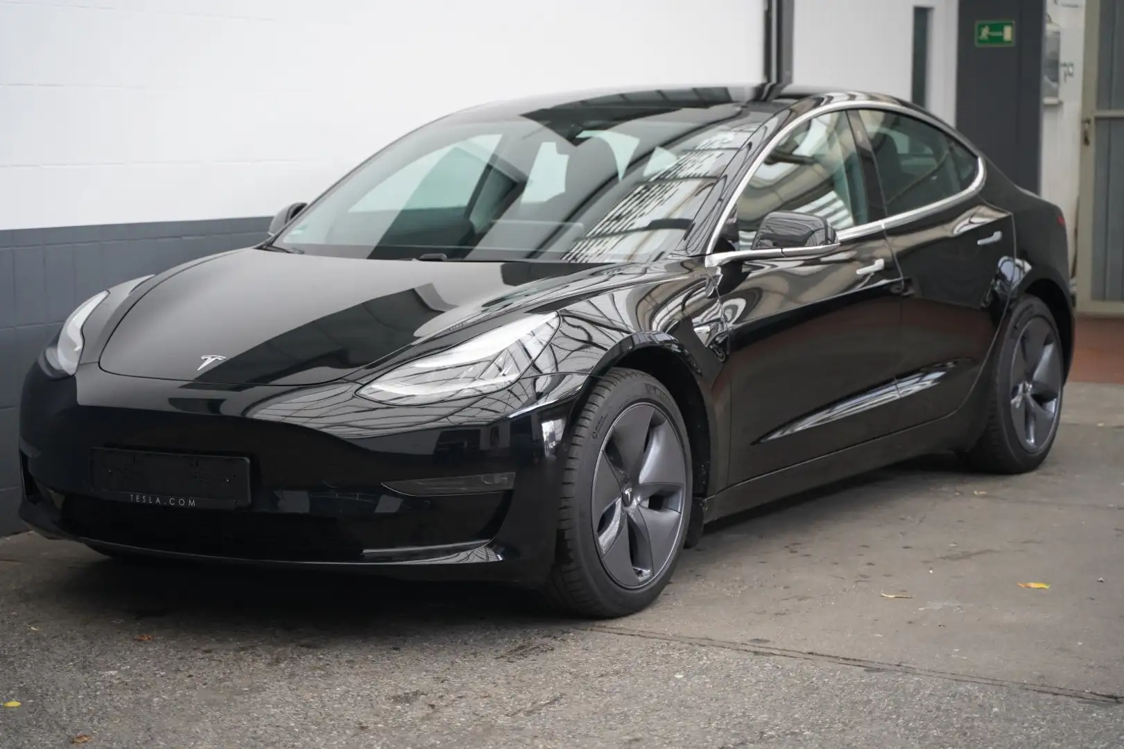Tesla Model 3 Standard Range+ 1. Hand Schwarz - 2