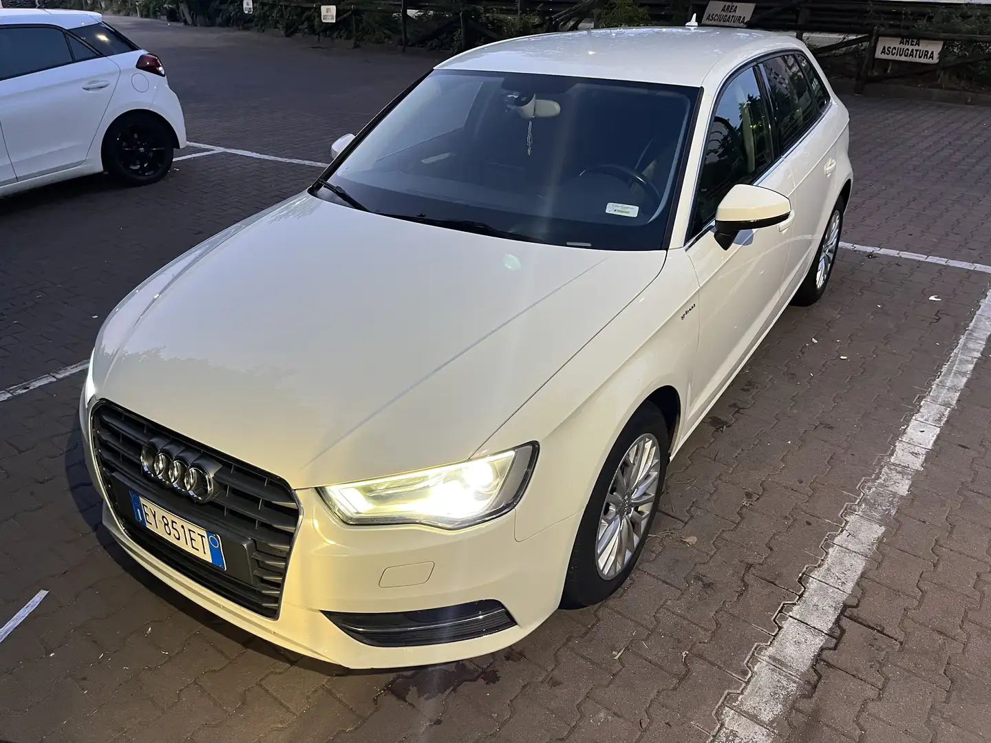 Audi A3 Sportback 1.4 g-tron Ambiente METANO con Apple car Blanco - 2