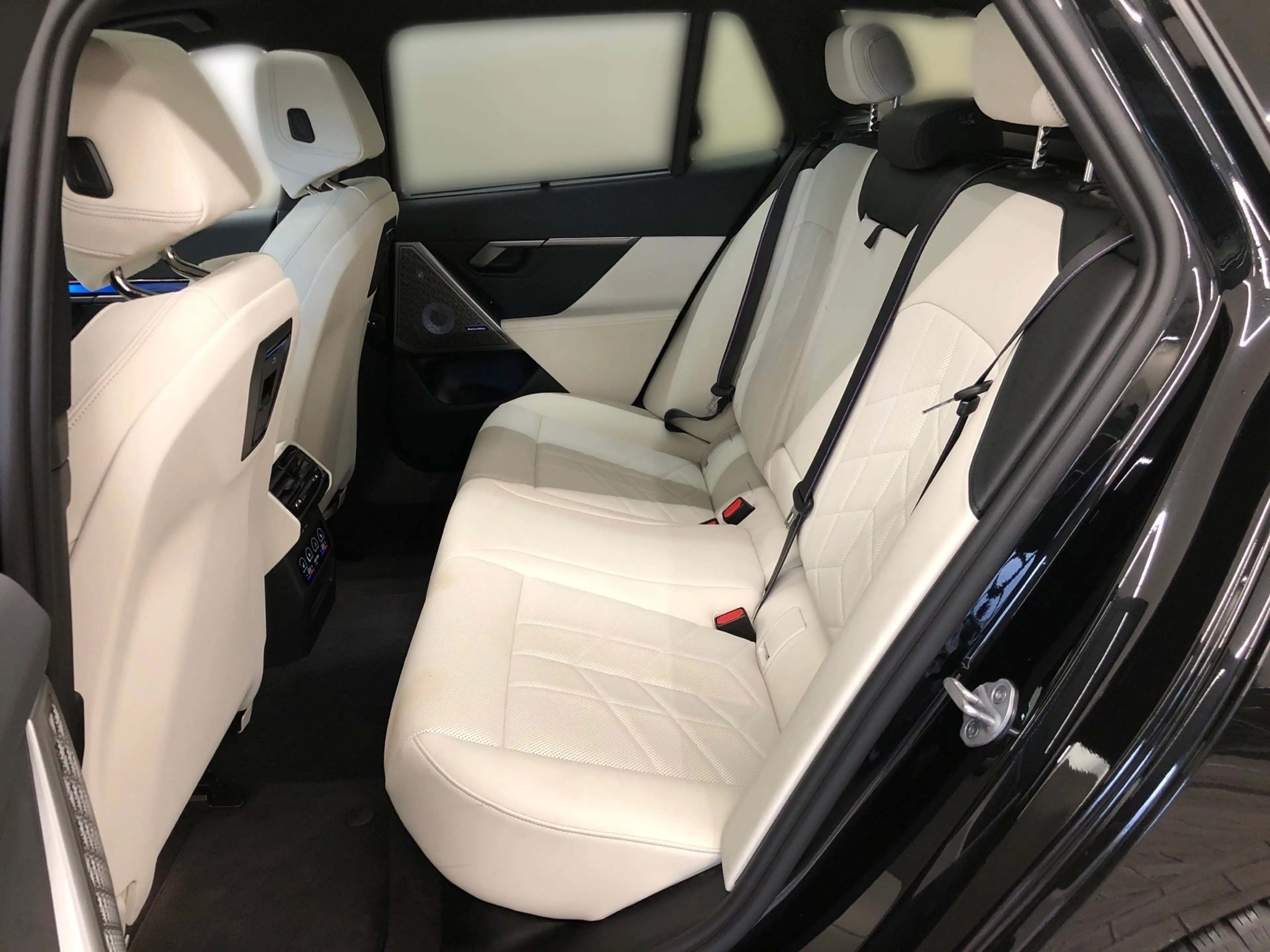 BMW i5 M60 xDrive — photo 7