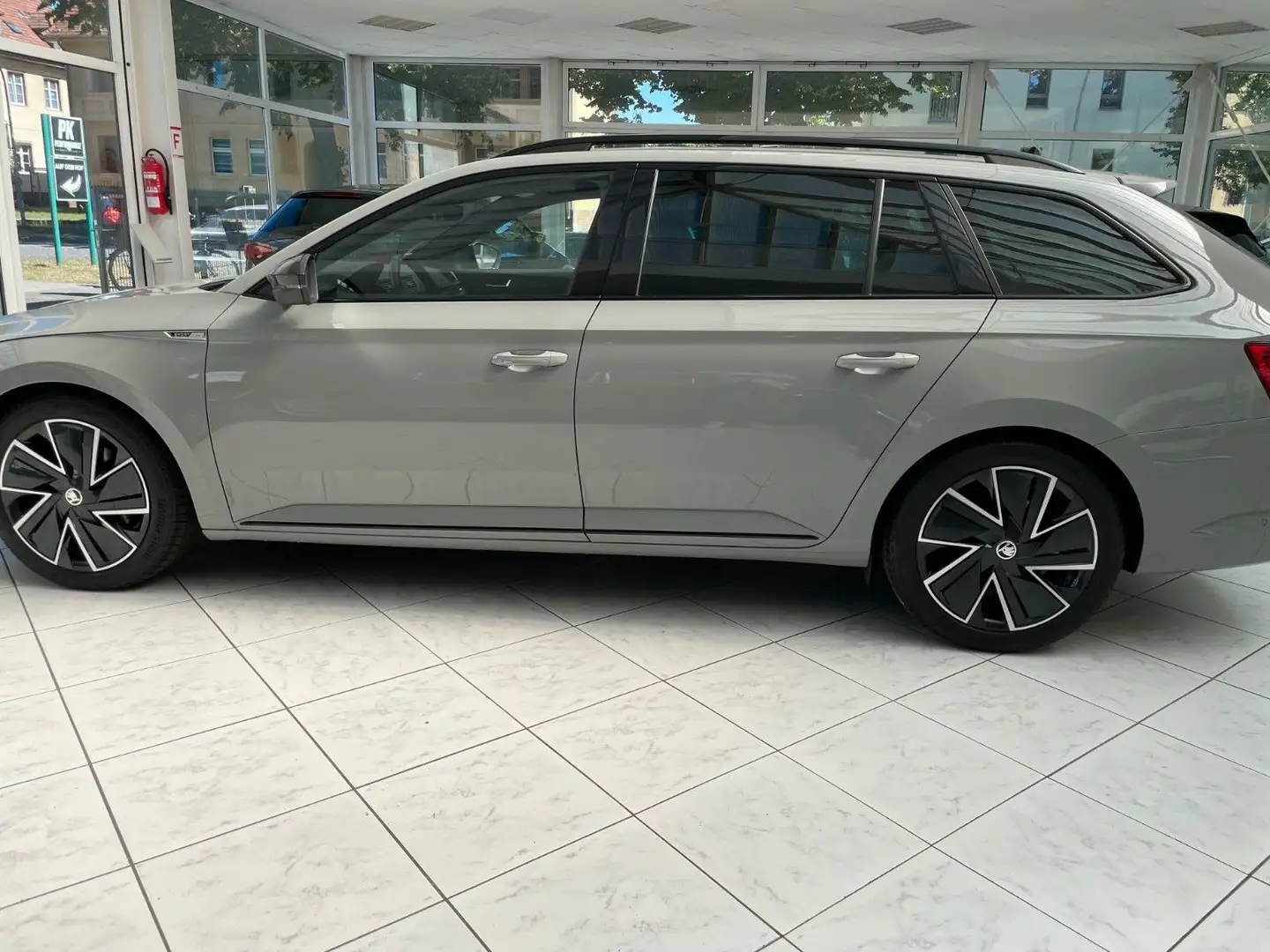 Skoda Superb 2.0 TSI Combi Sportline DSG PDC AHZ LED Gris - 2