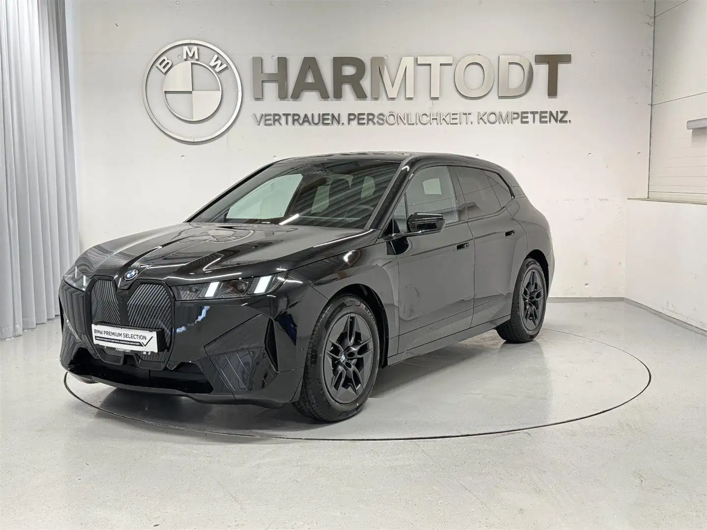 BMW iX xDrive45 Schwarz - 2