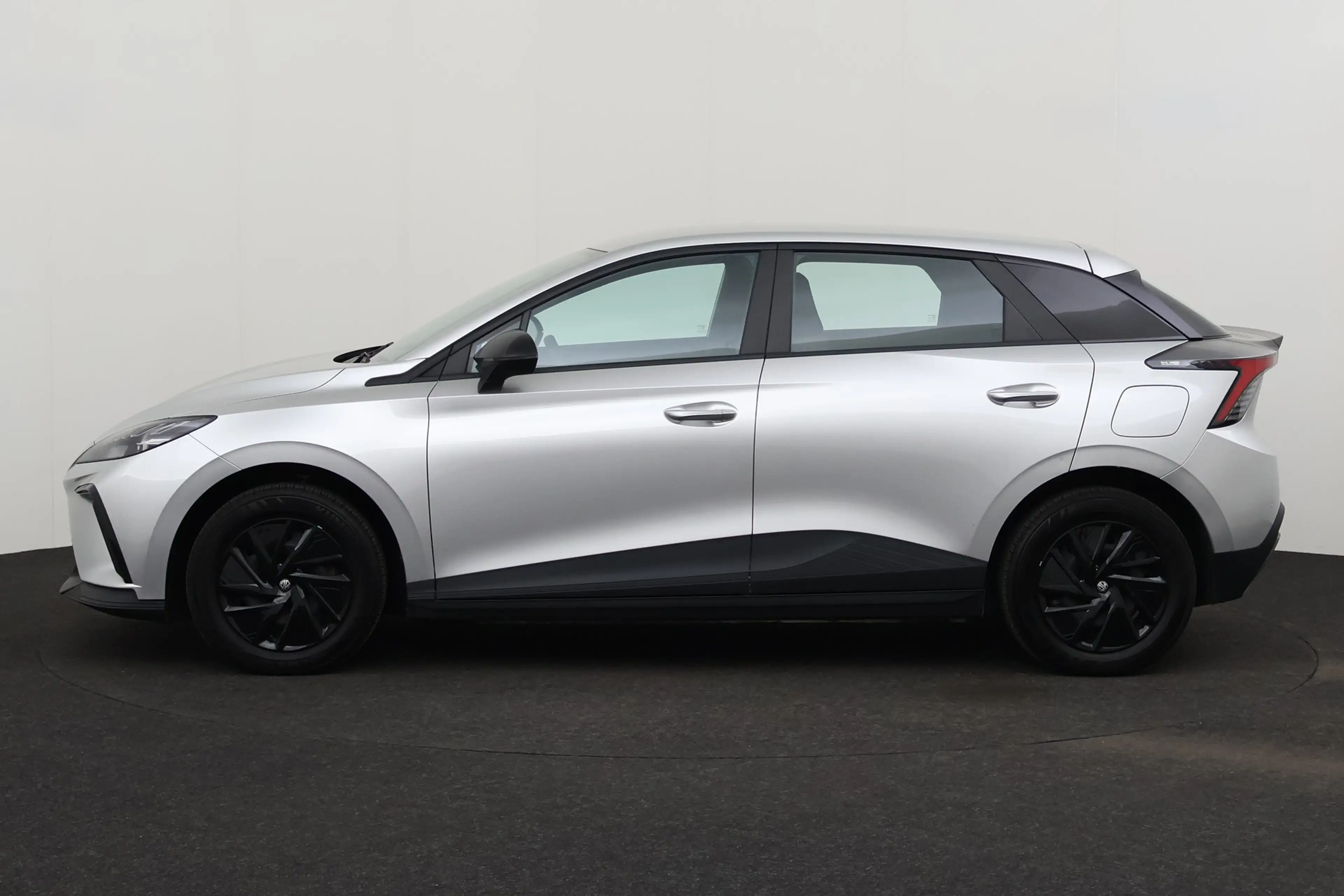 MG MG4 STANDARD LIMOUSINE 51 kWh + CARPLAY + PDC — photo 2