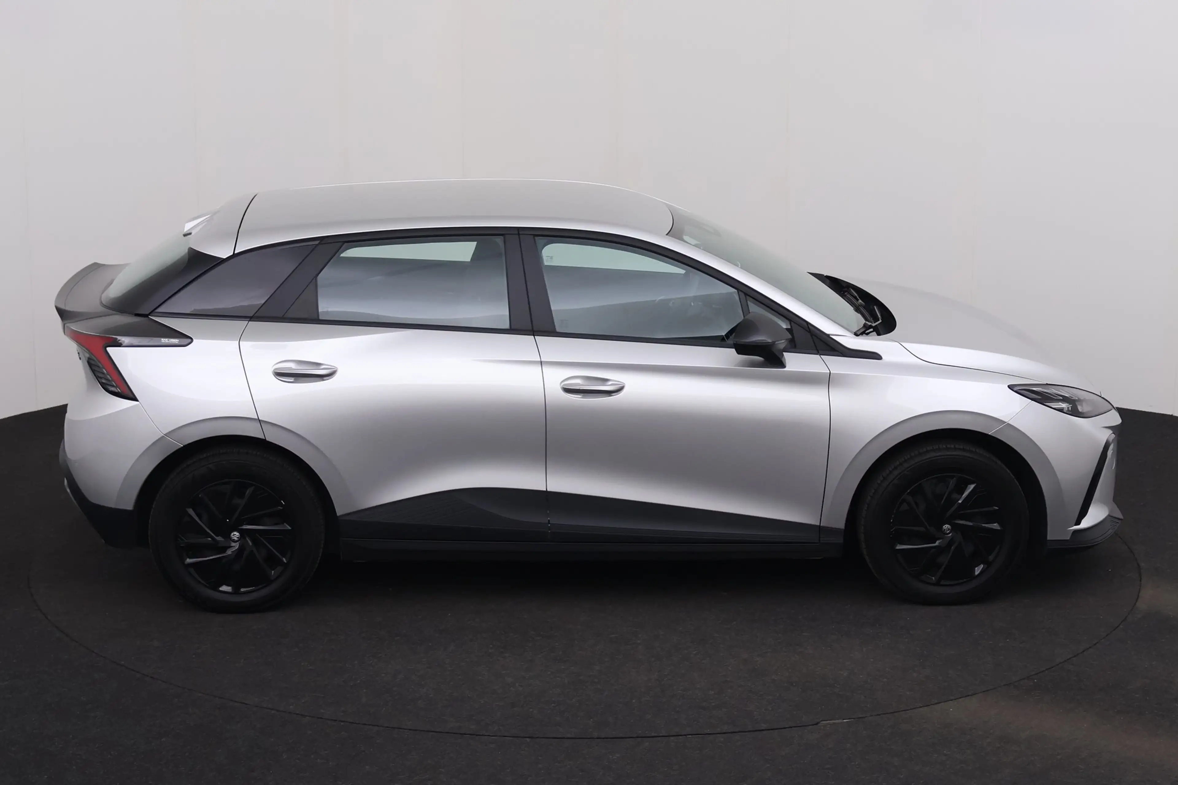 MG MG4 STANDARD LIMOUSINE 51 kWh + CARPLAY + PDC — photo 7
