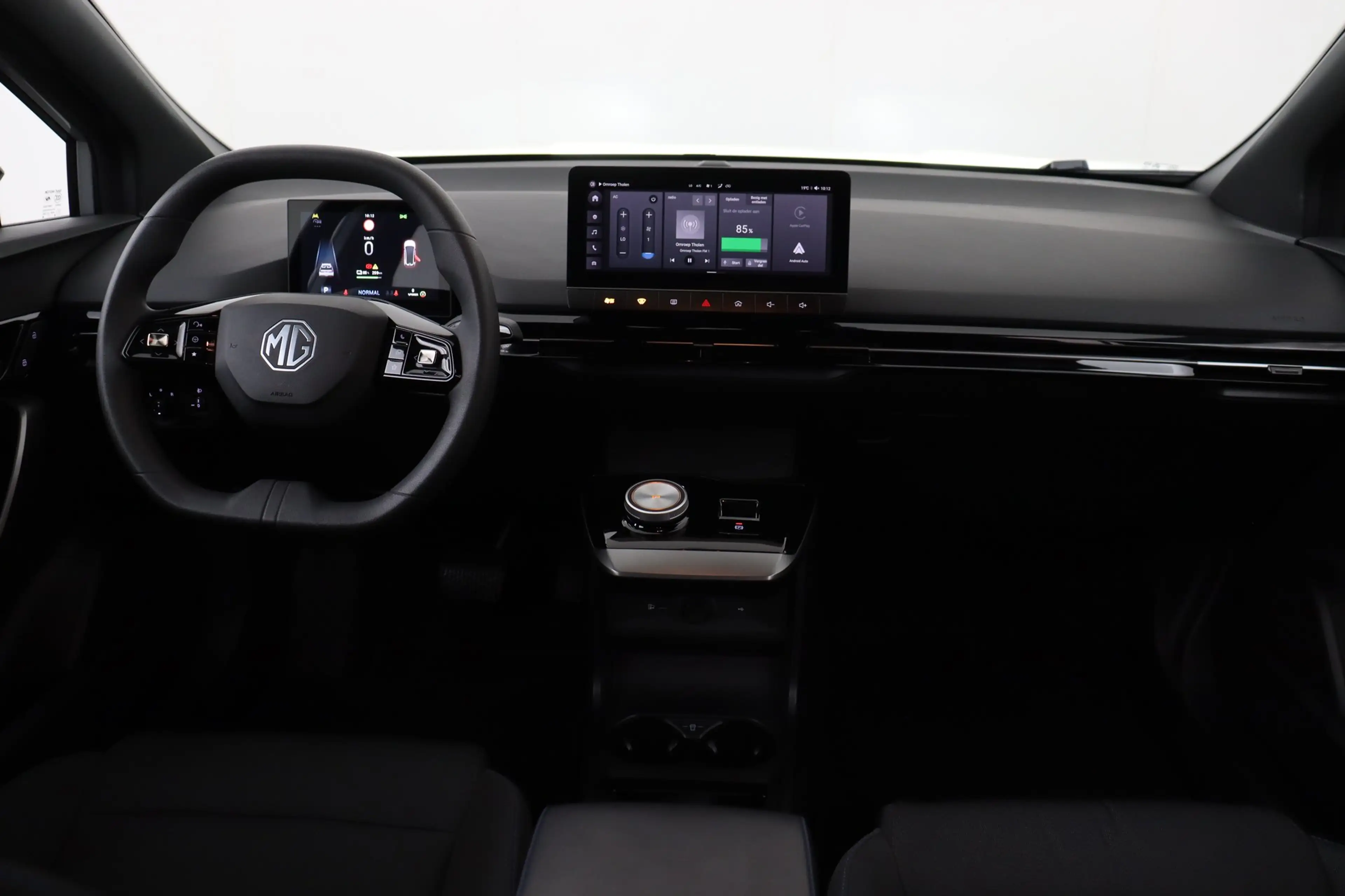 MG MG4 STANDARD LIMOUSINE 51 kWh + CARPLAY + PDC — photo 11