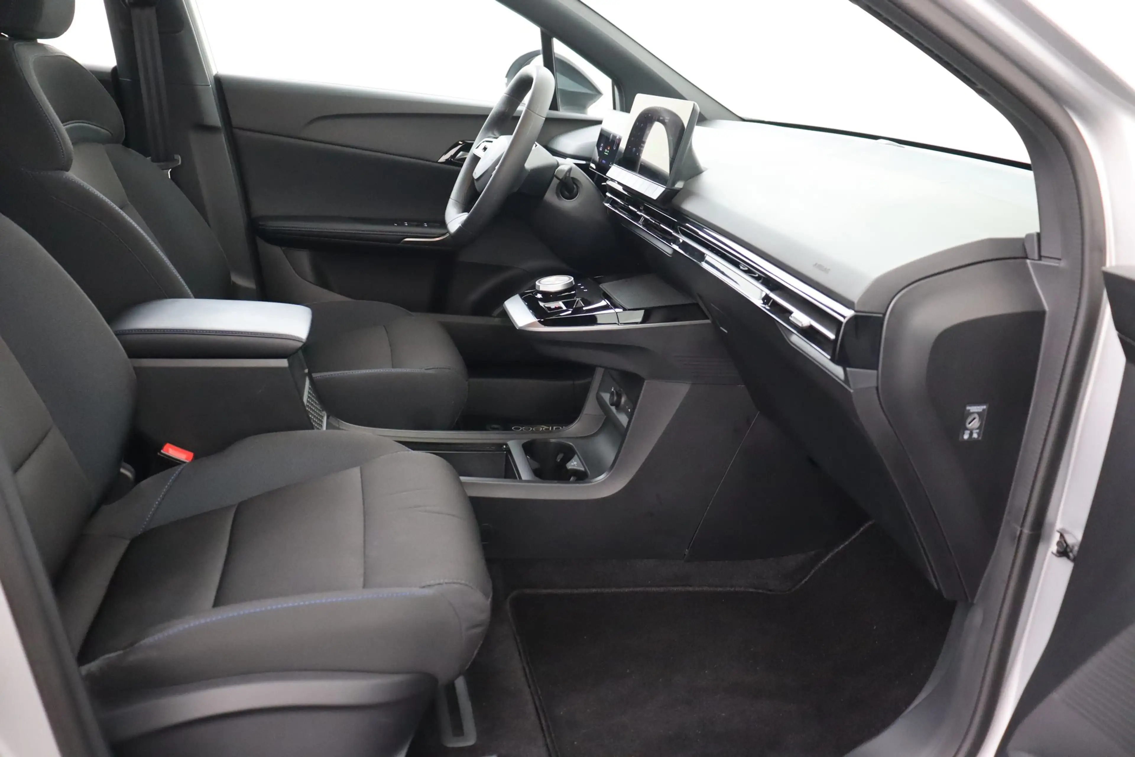 MG MG4 STANDARD LIMOUSINE 51 kWh + CARPLAY + PDC — photo 13